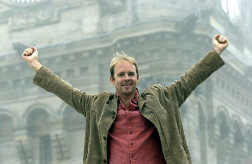 Jason Connery vor dem Clocktower im Balmoral Hotel in Edinburgh, um am 12. August 2004 die ehrgeizige neue Dramaserie der BBC, Shoebox Zoo, zu starten. | Quelle: Getty Images