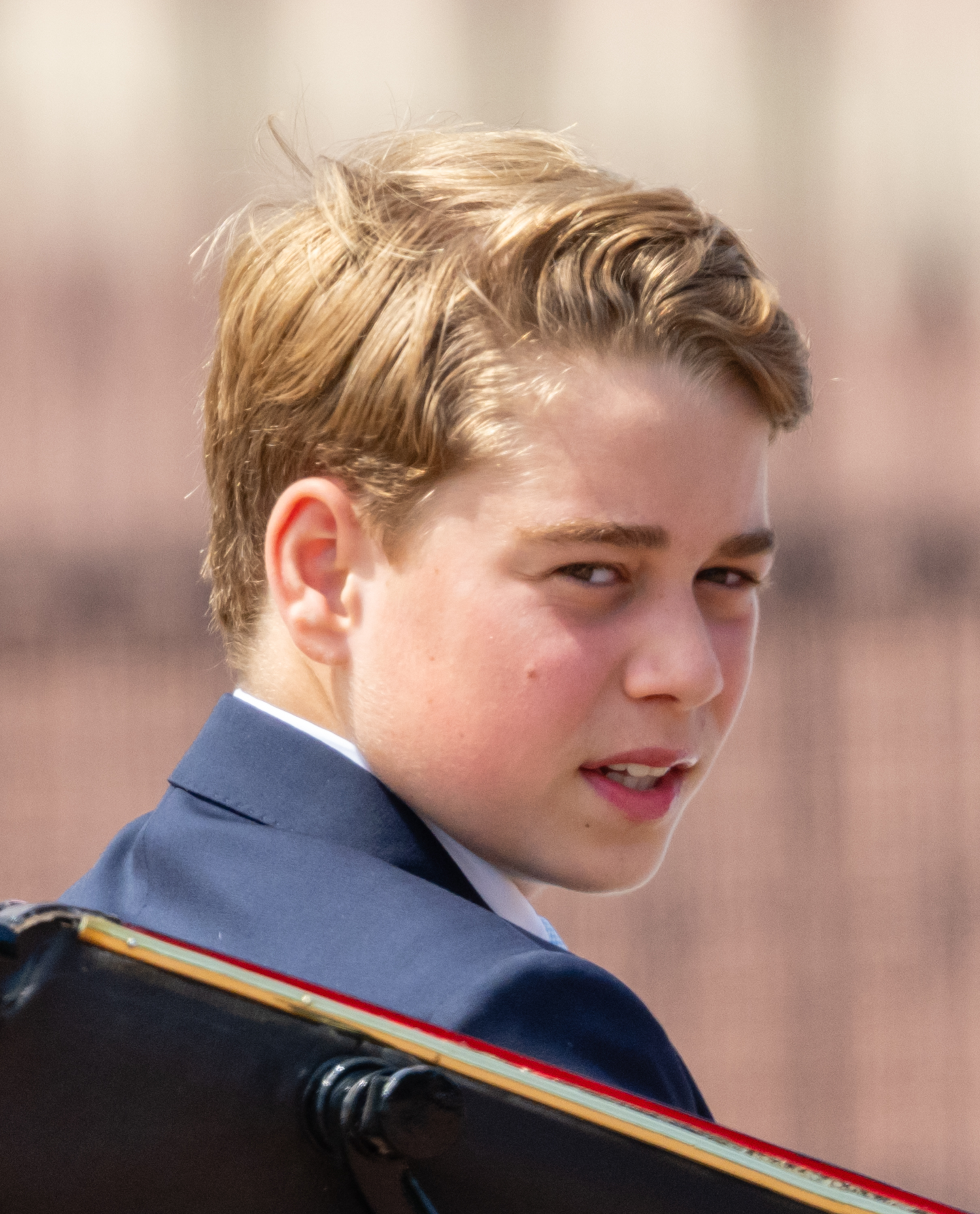 Prinz George schaut während der „Trooping the Colour“-Parade am 13. Juni 2026 in London über seine Schulter. Nur wenige Monate später begann der junge Prinz sein erstes Schulhalbjahr in Eton, wo das Leben im Internat neue Aufgaben mit sich brachte. | Quelle: Getty Images
