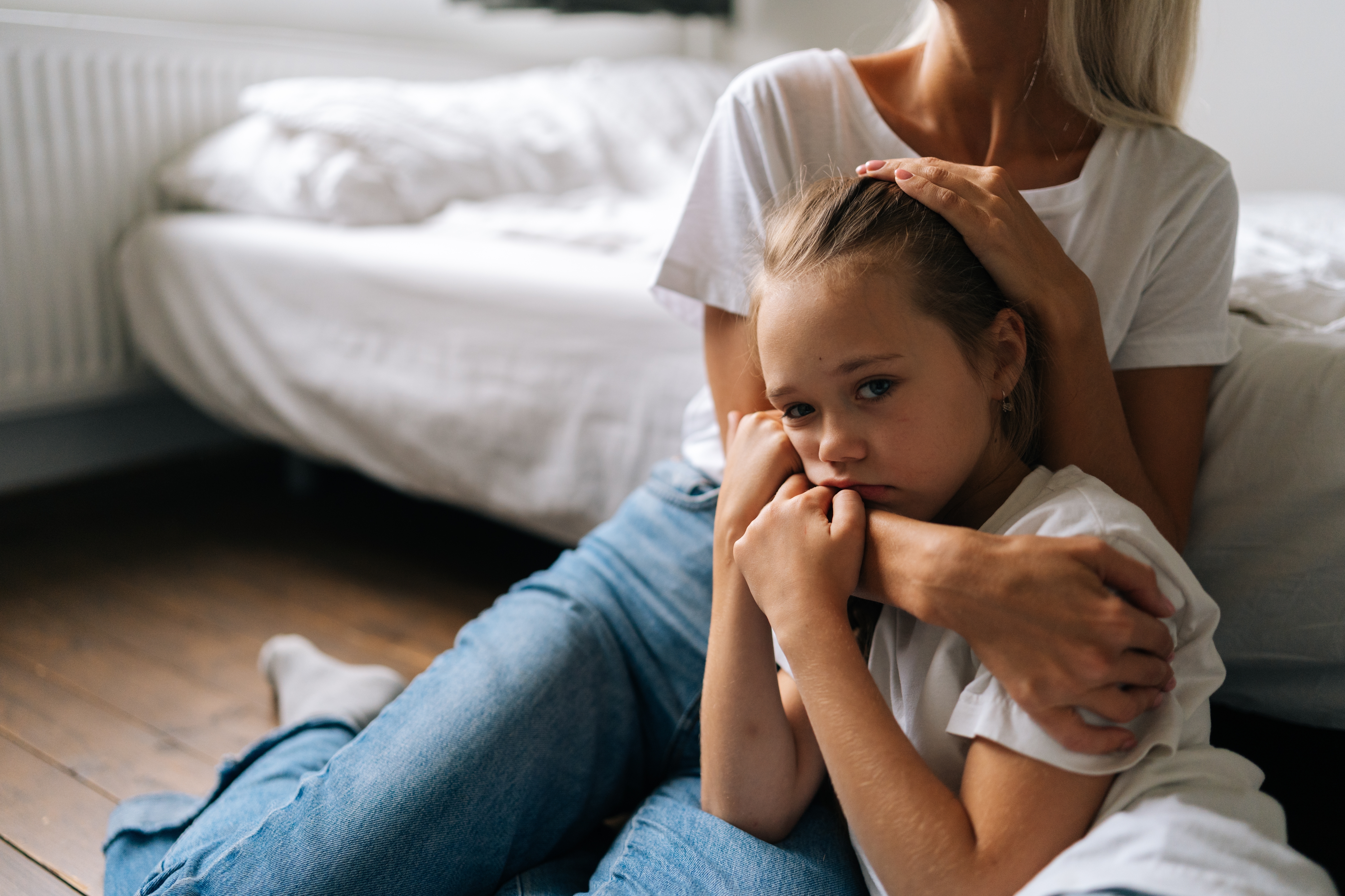 Mutter tröstet weinendes kleines Mädchen | Quelle: Shutterstock