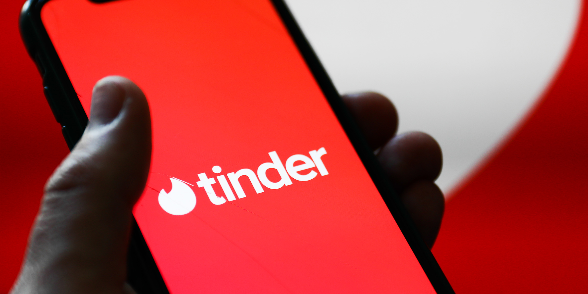 Eine Person, die die Tinder-App auf ihrem Telefon benutzt | Quelle: Shutterstock