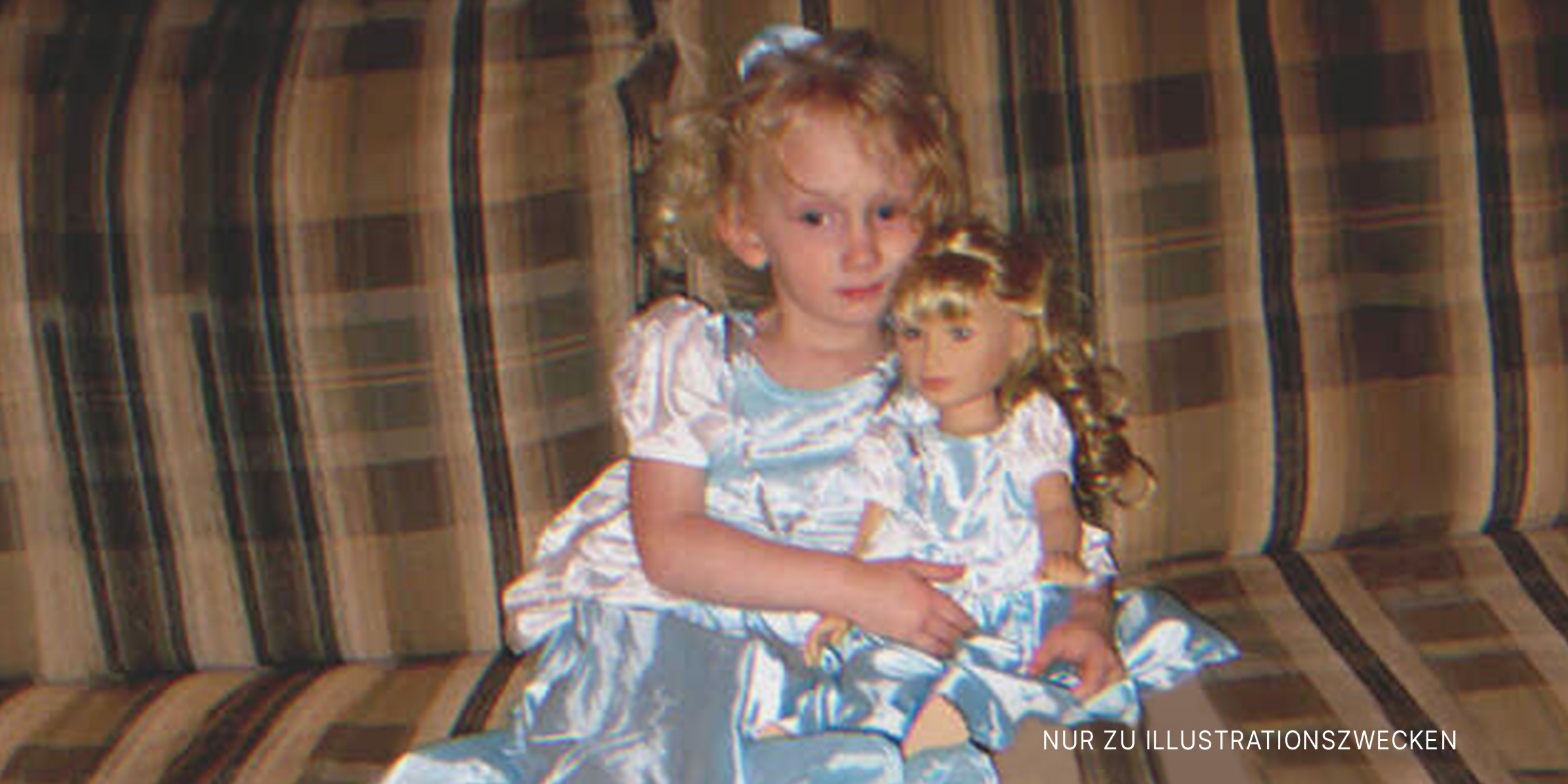 Kleines Mädchen hält eine Puppe auf der Couch. | Quelle: Flickr / Elizabeth/Table4Five (CC BY 2.0)