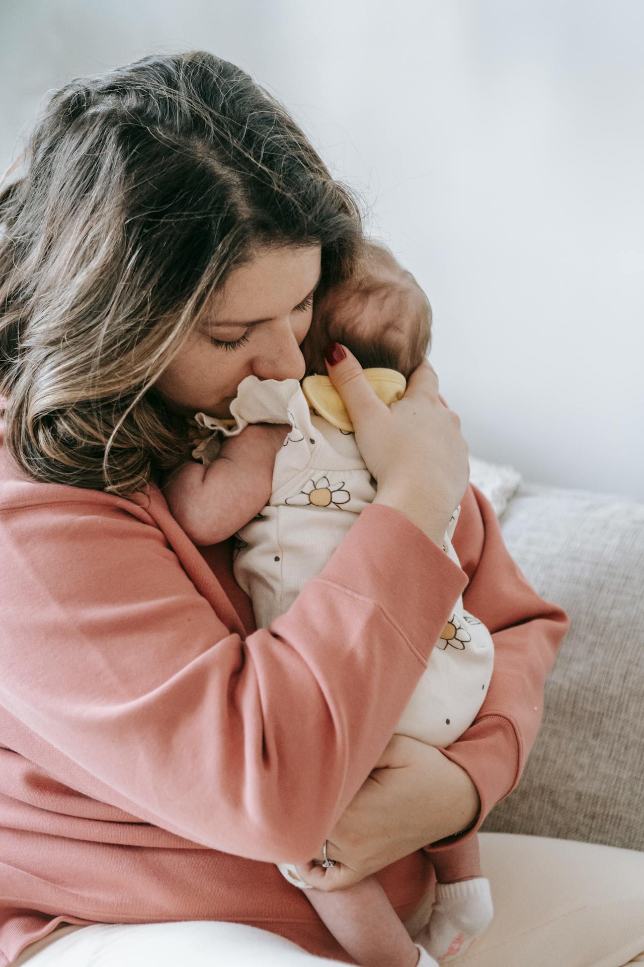 Eine emotionale Mutter, die ihr Baby im Arm hält | Quelle: Pexels