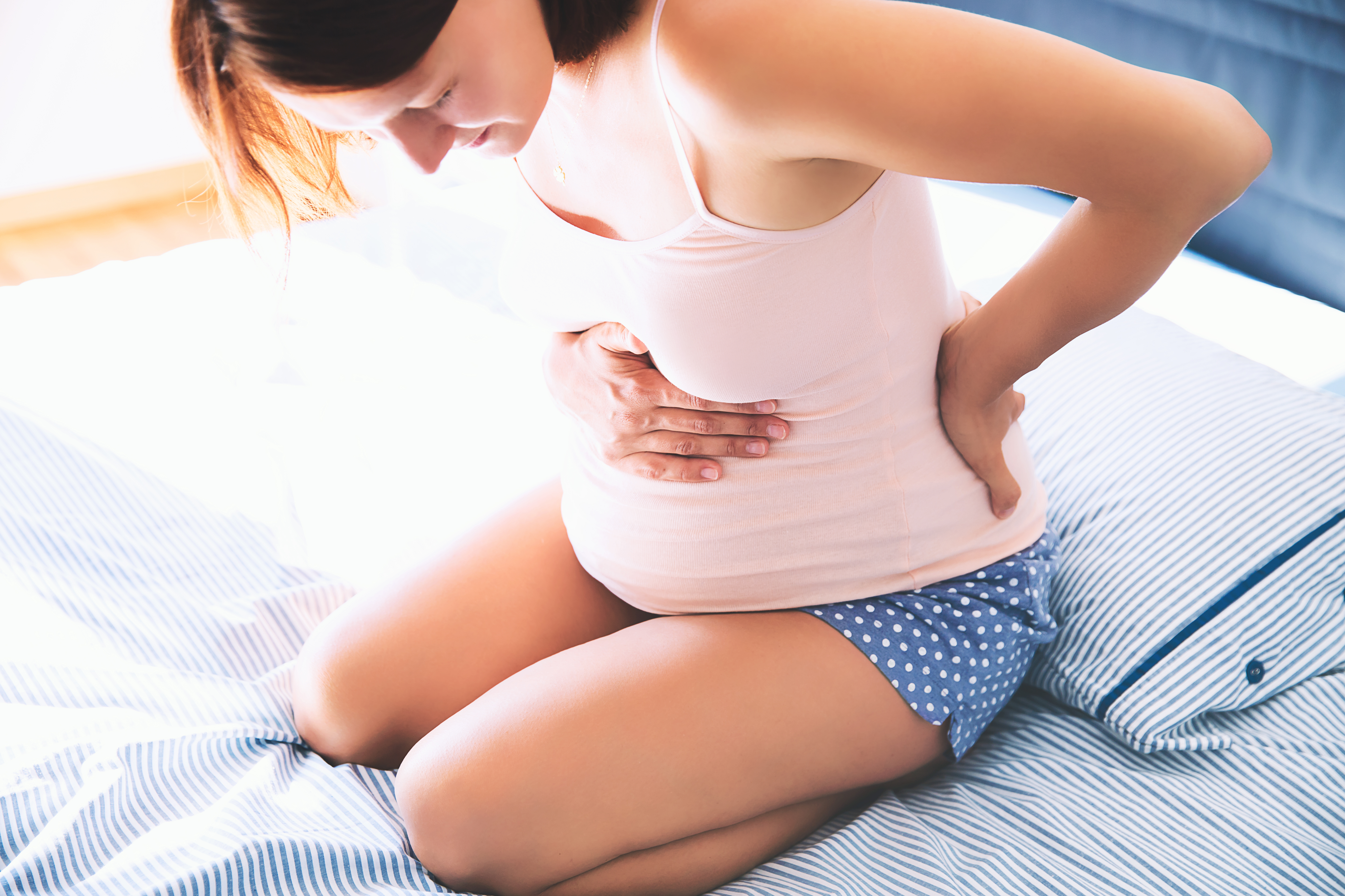 Eine schwangere Frau mit Schmerzen | Quelle: Shutterstock