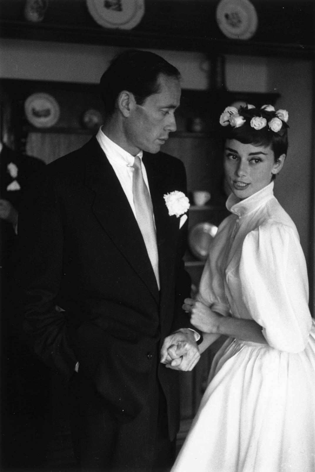 Mel Ferrer und Audrey Hepburn an ihrem Hochzeitstag im Jahr 1954. | Quelle: Getty Images