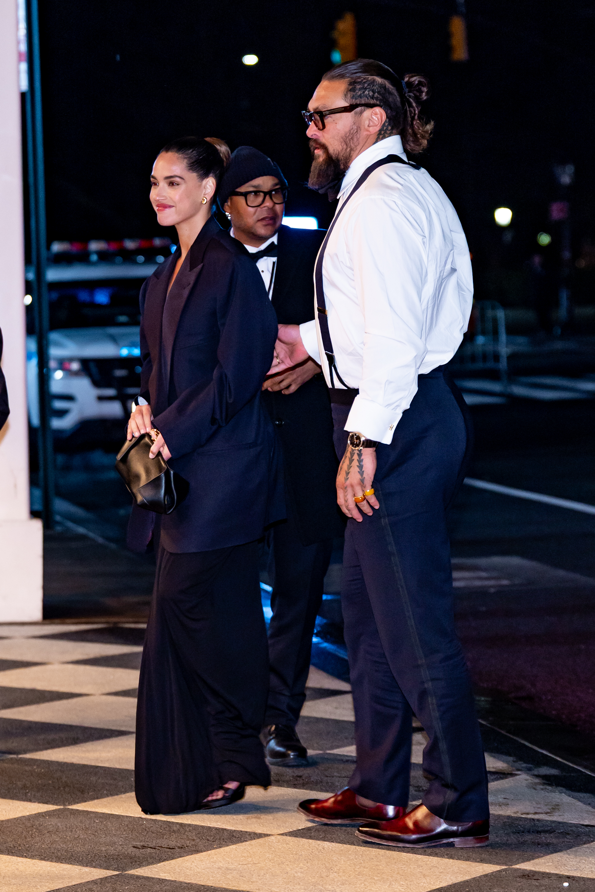 Adria Arjona und Jason Momoa kommen am 16. Februar 2025 im The Plaza Hotel in New York City an. | Quelle: Getty Images