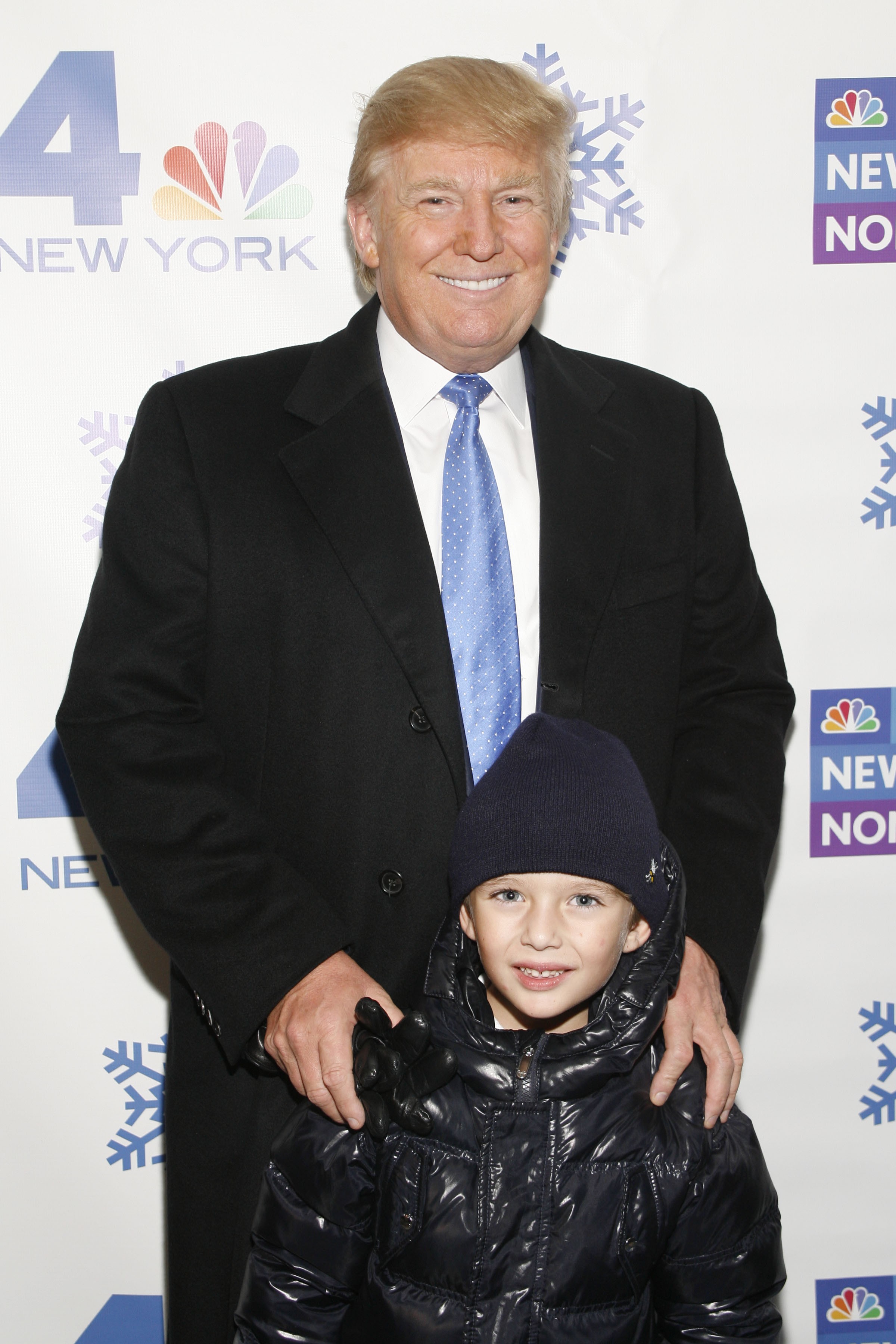 Donald und Barron Trump bei der Rockefeller Center Christmas Tree Lighting Party am 30. November 2010 in New York City. | Quelle: Getty Images