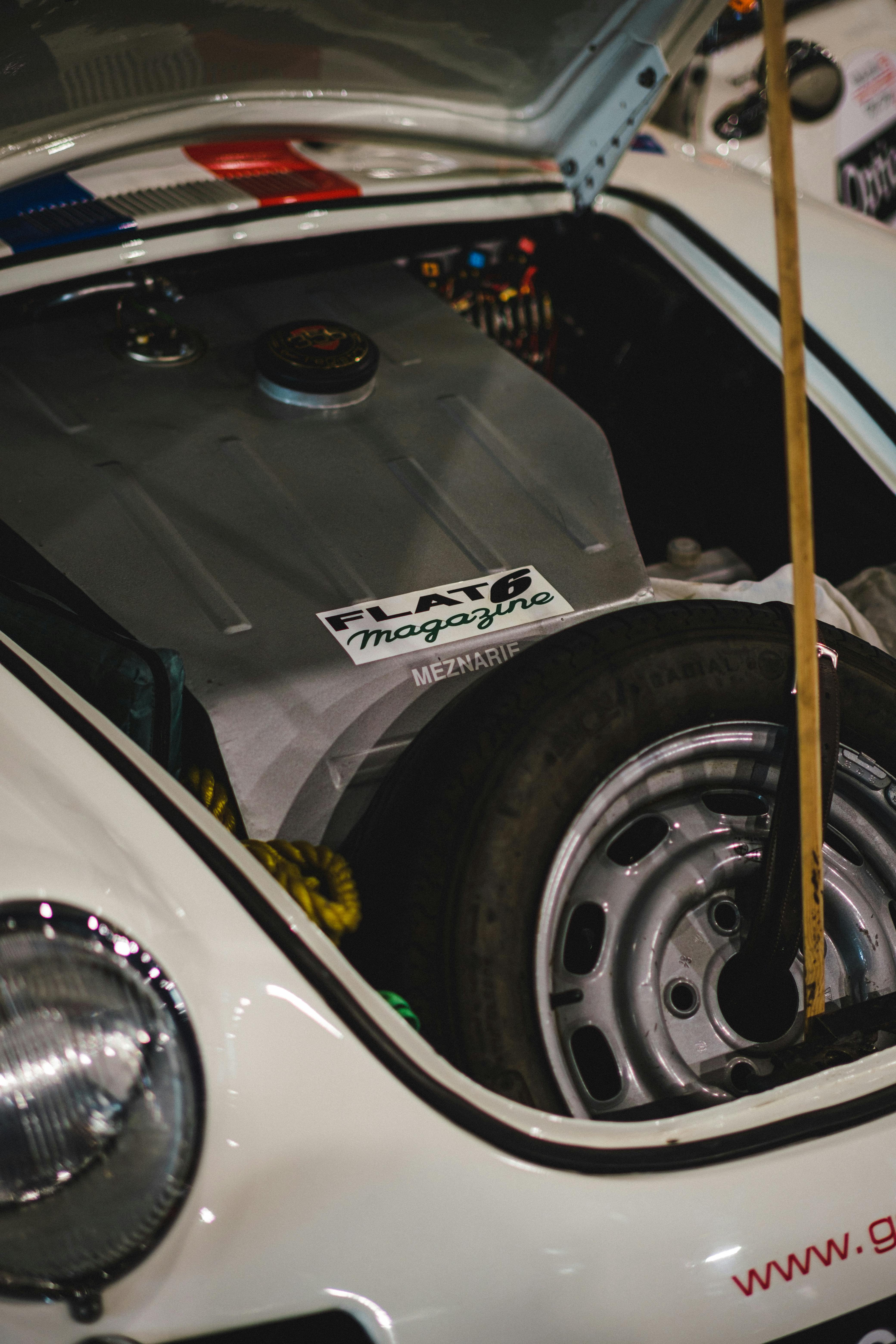 Reifen im Kofferraum des Autos | Quelle: Pexels