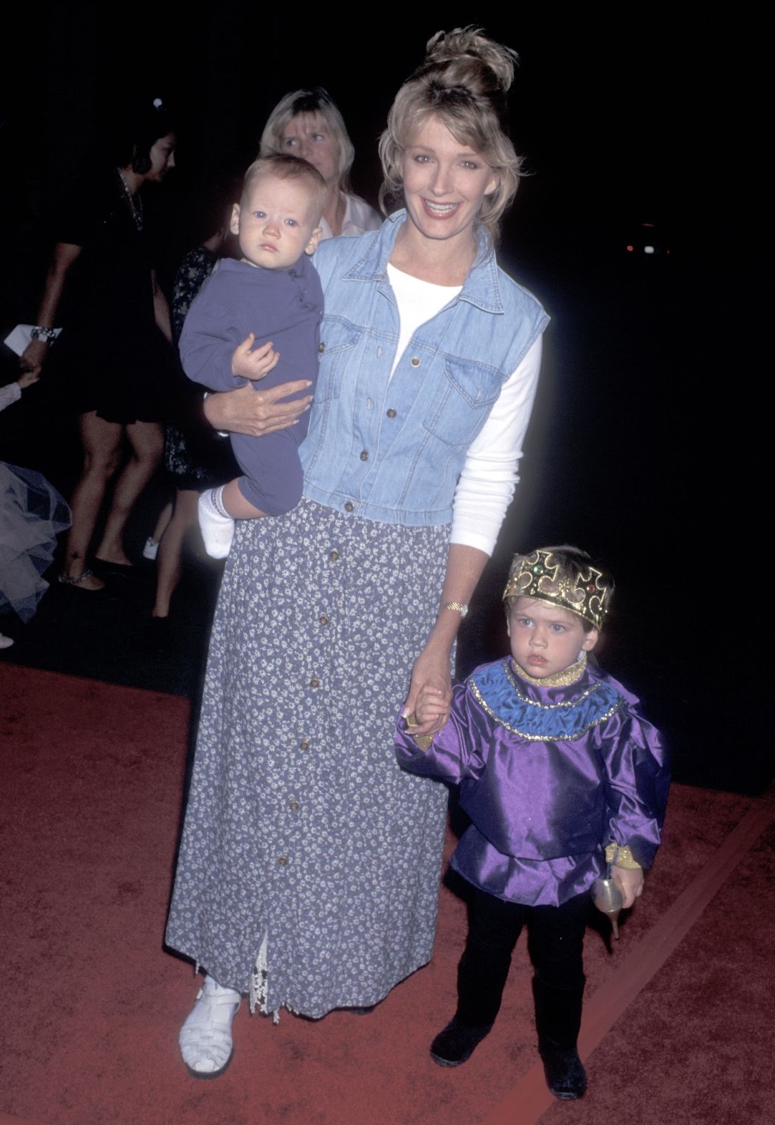 Deidre Hall und ihre Söhne am 2. Oktober 1995 in Burbank, Kalifornien. | Quelle: Getty Images