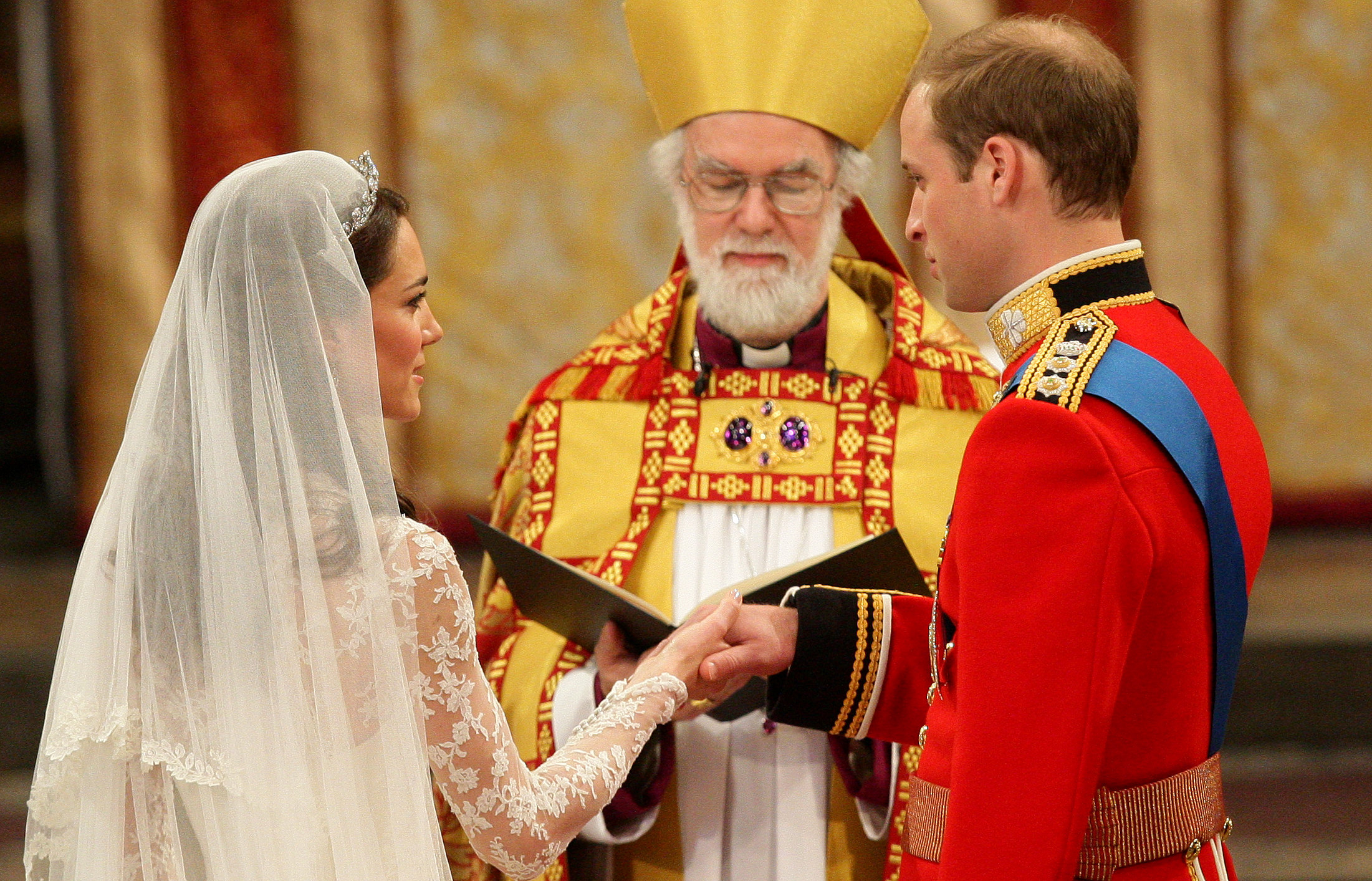 Catherine Middleton und Prinz William werden vom Erzbischof von Canterbury in der Westminster Abbey in London, England, am 29. April 2011 getraut | Quelle: Getty Images