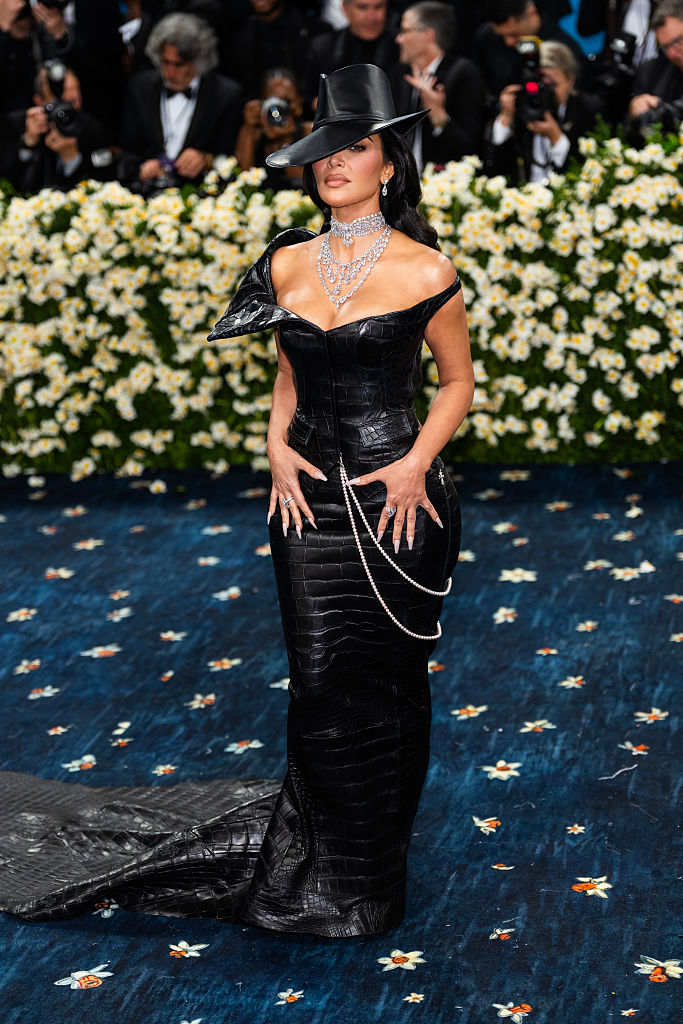Kim Kardashian bei der Met Gala 2025 am 5. Mai in New York City, die unter dem Motto „Superfine: Tailoring Black Style“ im Metropolitan Museum of Art stattfand.