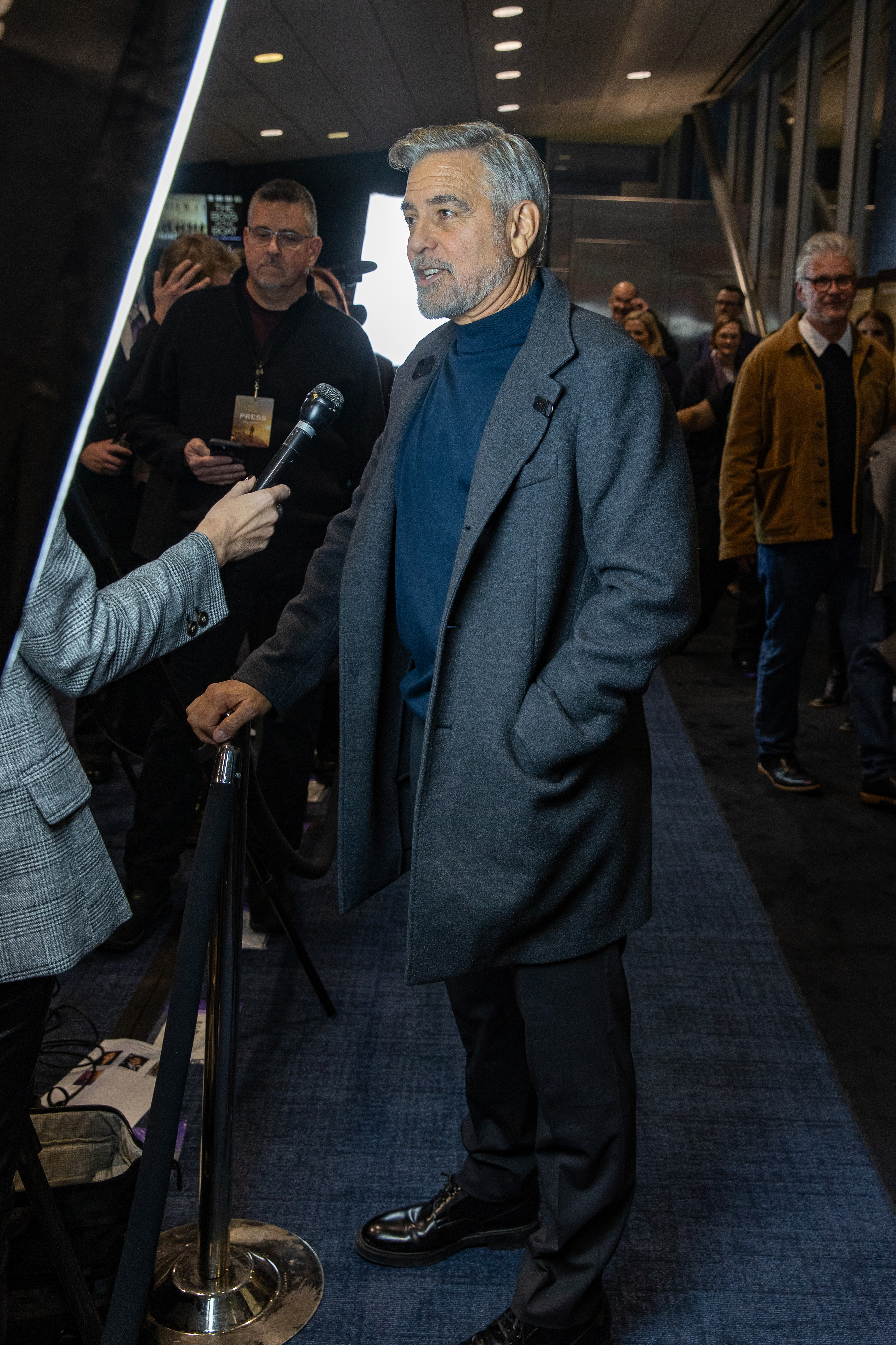 George Clooney gibt ein Interview während der Vorführung von "The Boys in the Boat" in Seattle, Washington am 7. Dezember 2023 | Quelle: Getty Images