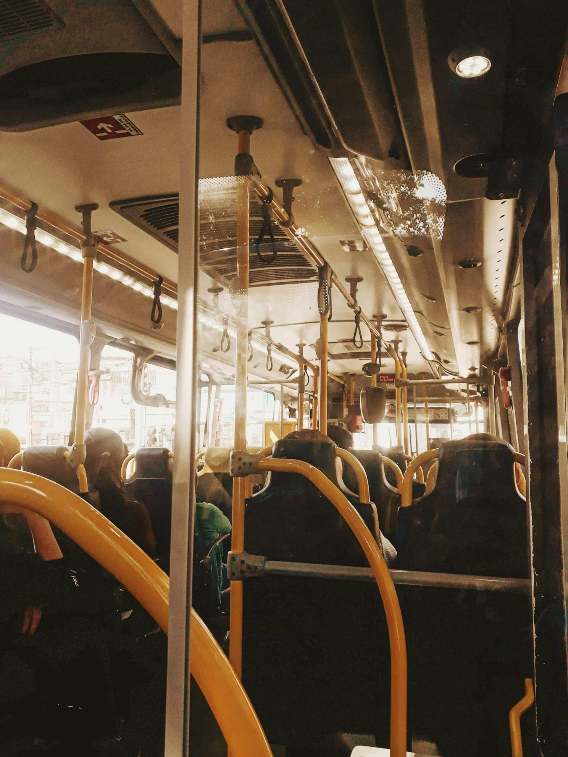 Menschen in einem Bus | Quelle: Pexels