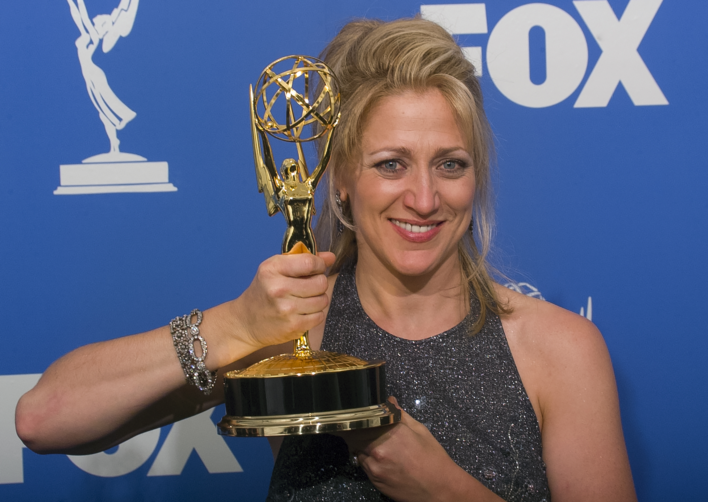 Edie Falco hat im Laufe ihrer Karriere drei Emmy Awards gewonnen. Auf diesem Foto posierte sie hinter den Kulissen der 52. Primetime Emmy Awards im Shrine Auditorium am 12. September 1999 in Los Angeles, Kalifornien. | Quelle: Getty Images