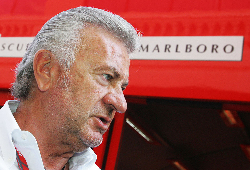 Willie Webber, Manager des Ferrari-Fahrers Michael Schumacher, redet vor dem Formel-1-Grand-Prix von Monaco am 28. Mai 2006 mit den Medien im Fahrerlager der Rennstrecke von Monaco | Quelle: Getty Images