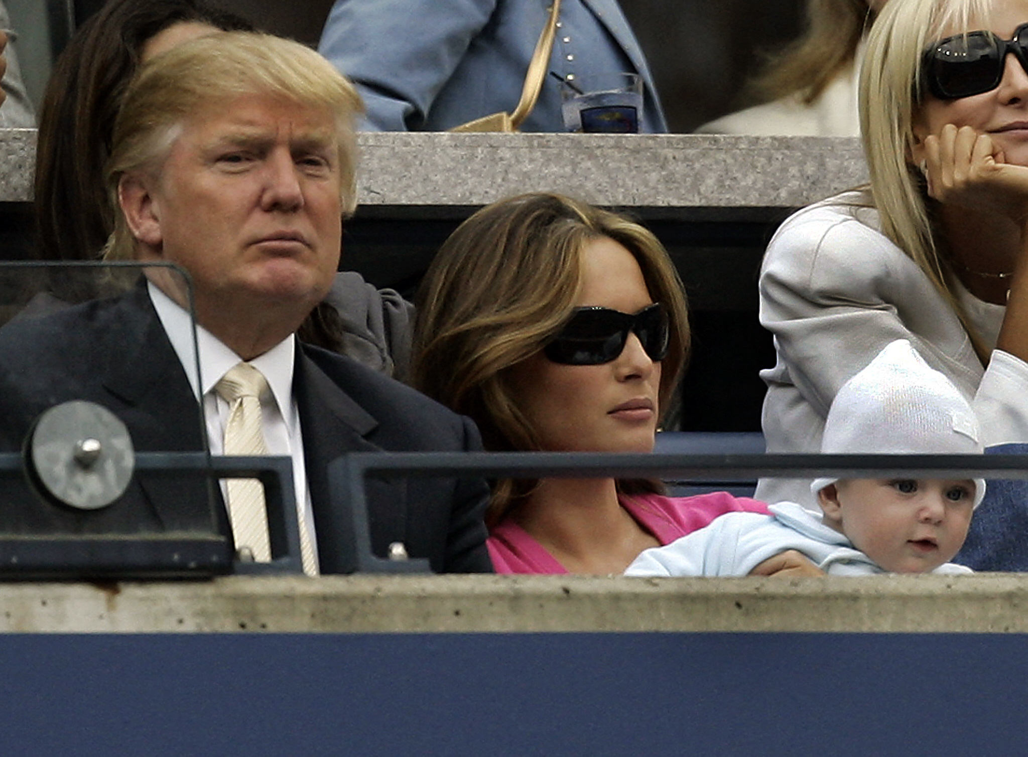 Donald, Melania und der kleine Barron Trump besuchen das Finale der US Open 2006 der Männer zwischen Roger Federer und Andy Roddick im USTA National Tennis Center in Flushing Meadows, New York, am 10. September 2006. | Quelle: Getty Images