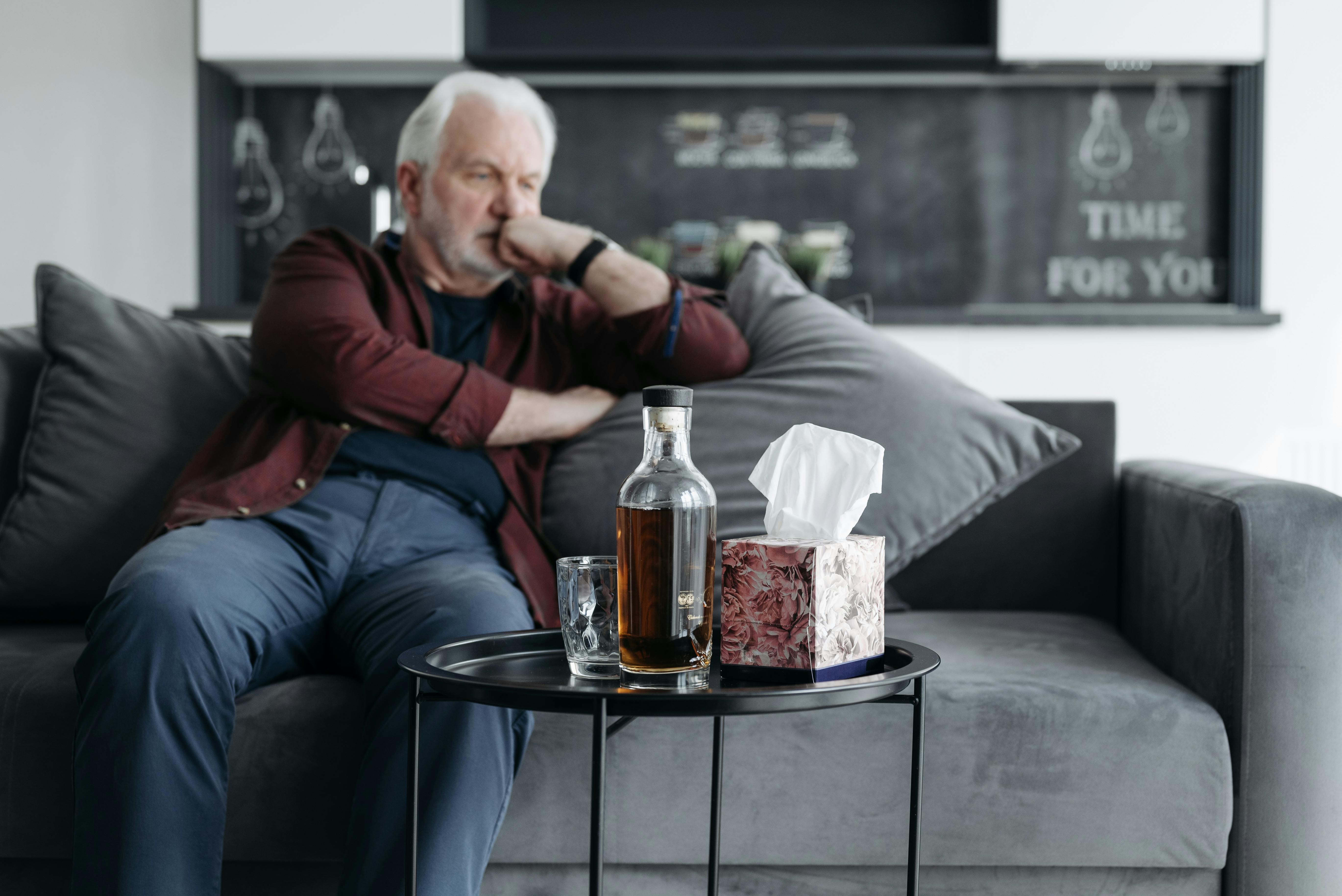 Ein Mann sitzt auf der Couch | Quelle: Pexels
