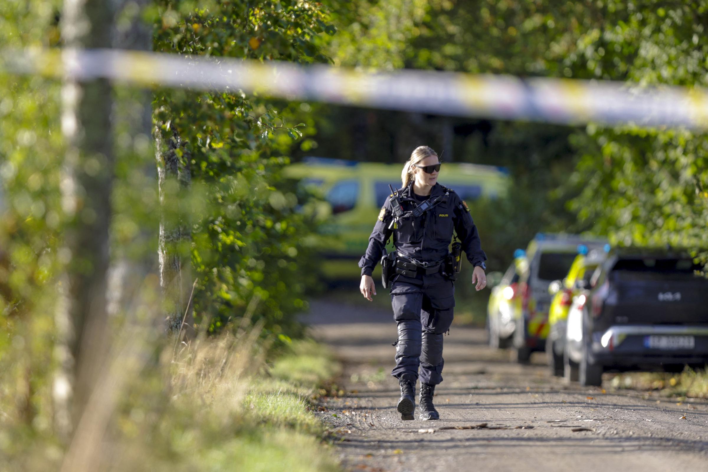 Eine Polizistin ist am Tatort im Einsatz, an dem am 4. Oktober 2026 bei einem Jagdunfall in Halden im Südosten Norwegens mehrere Menschen angeschossen wurden. | Quelle: Getty Images
