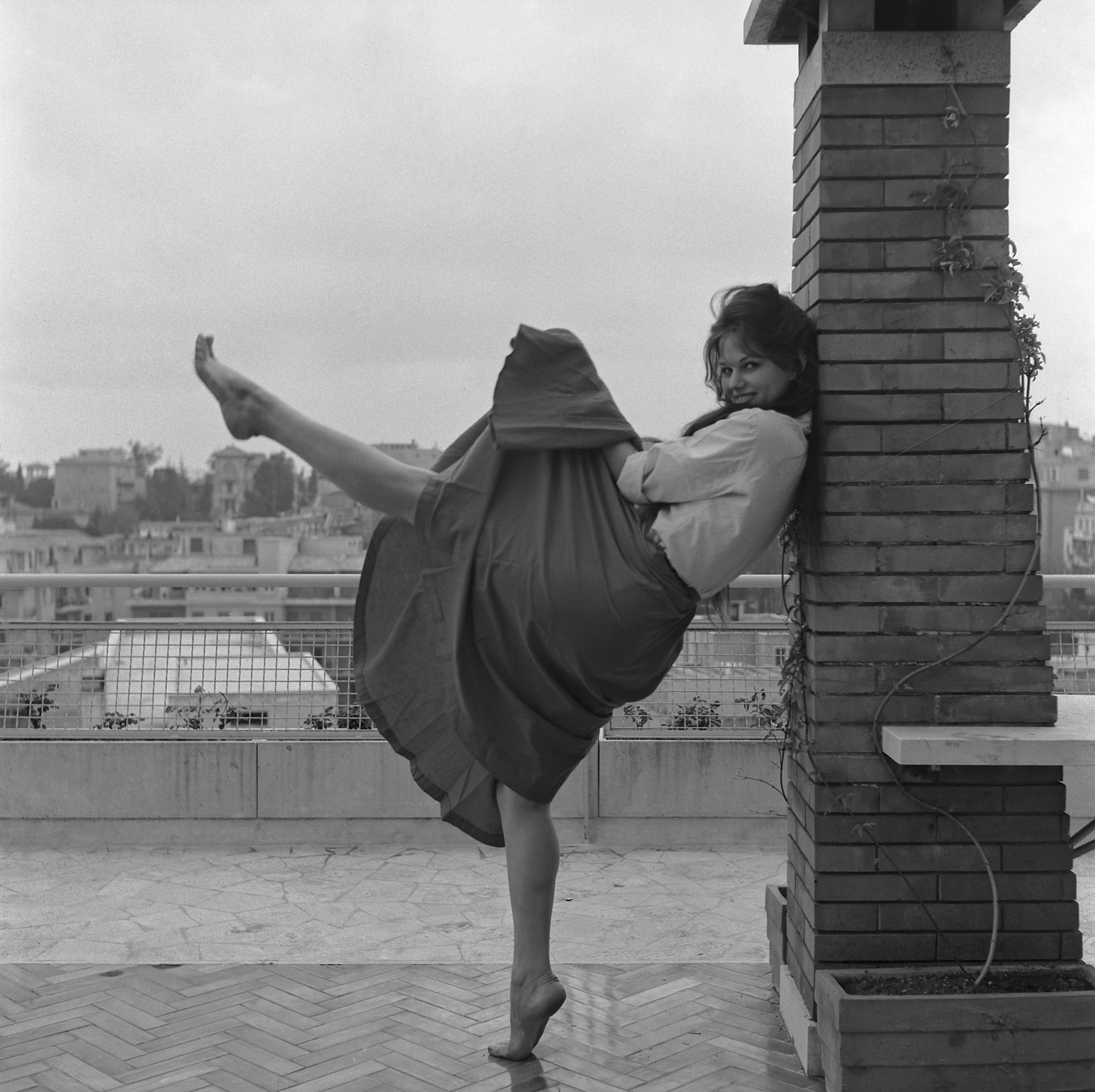 Claudia Cardinale tanzt am 1. Januar 1959 in Rom, Italien, auf einer Terrasse. | Quelle: Getty Images