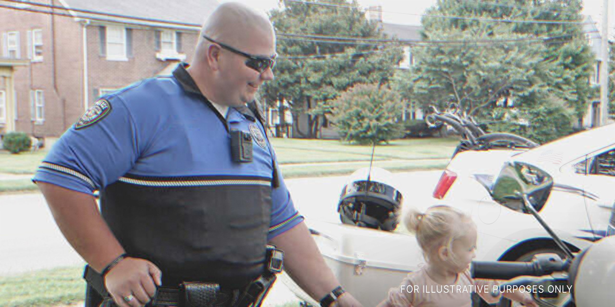Polizist mit Kind | Quelle: Shutterstock