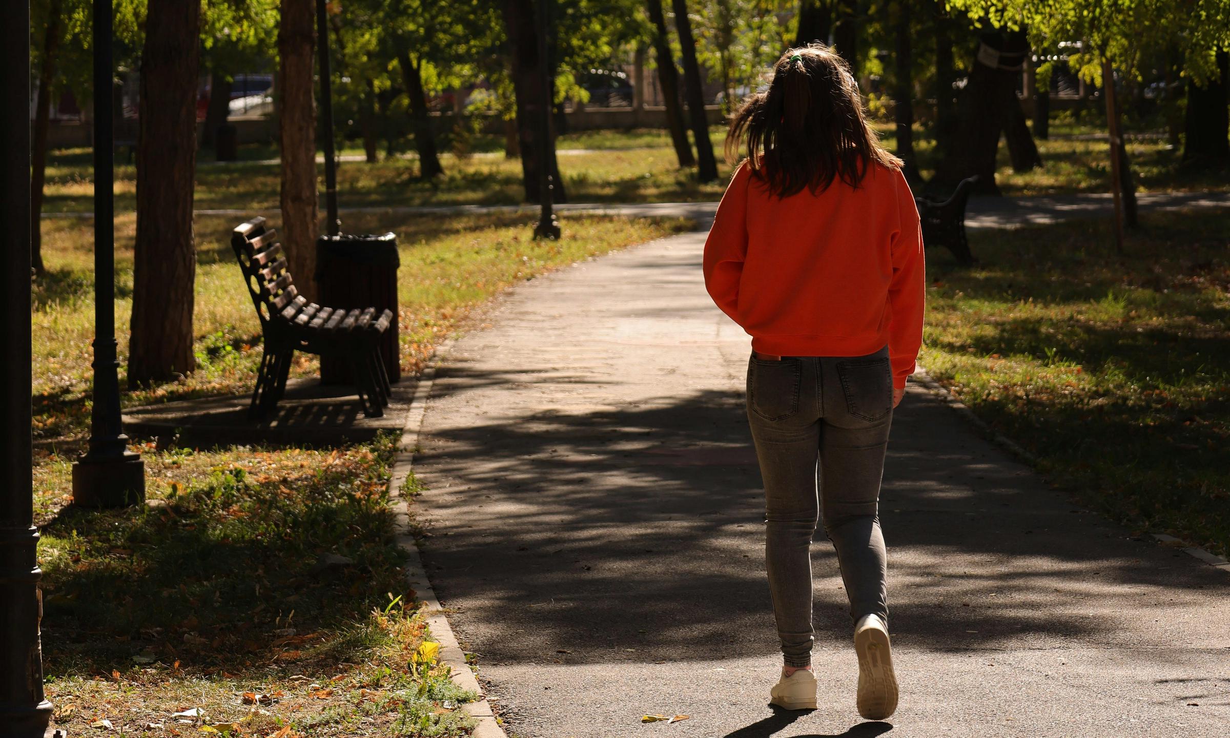 Eine Frau, die in einem Park spazieren geht | Quelle: Pexels