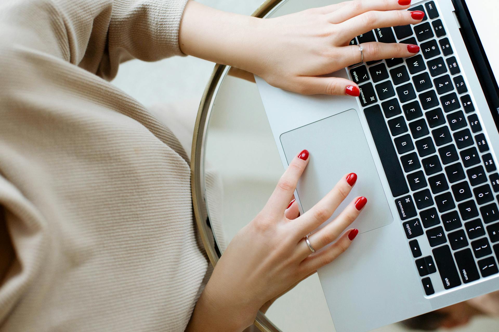 Eine Frau bei der Arbeit | Quelle: Pexels