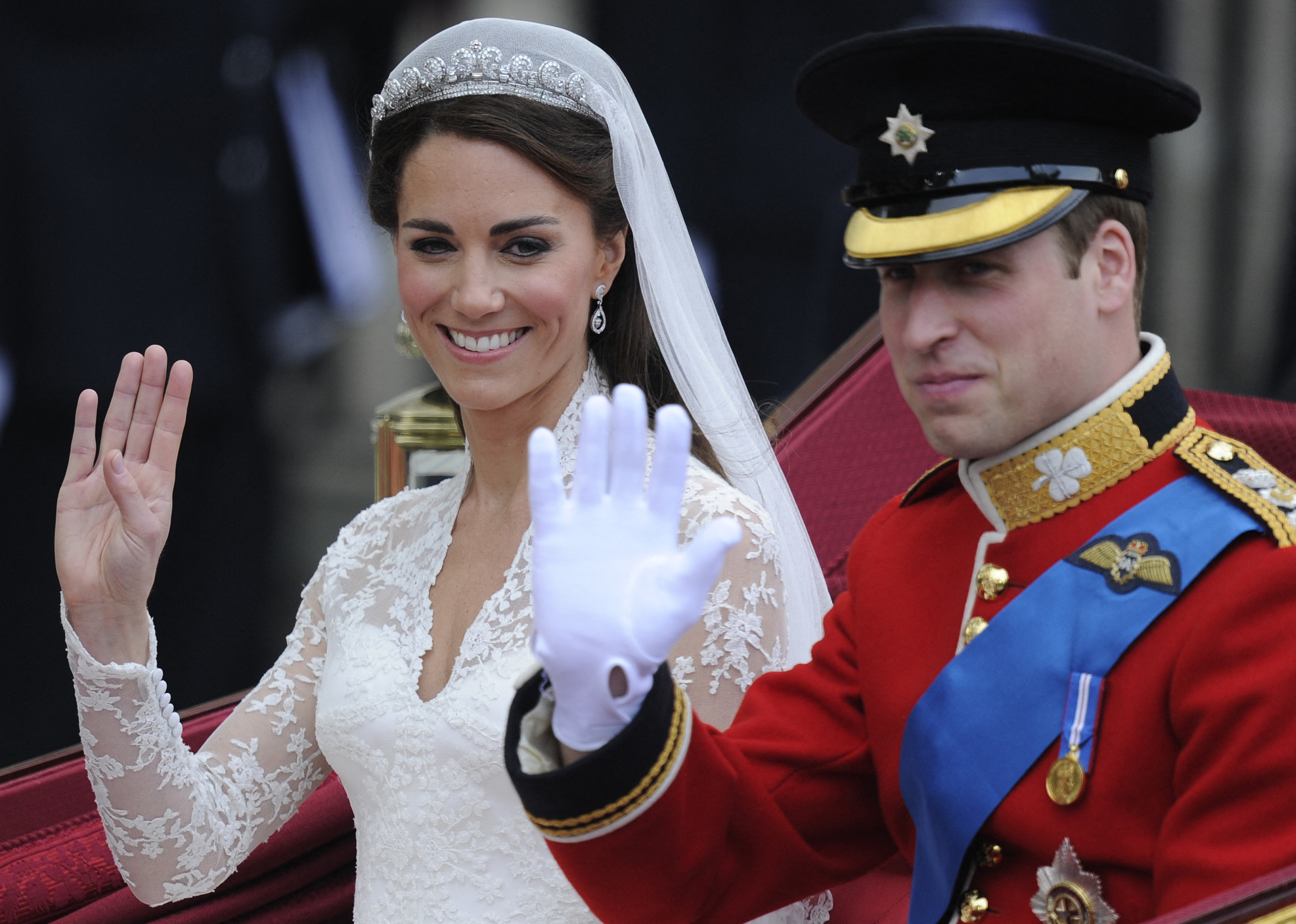 Catherine, Herzogin von Cambridge, und Prinz William gehen am 29. April 2011 auf dem Prozessionsweg zum Buckingham Palast in London | Quelle: Getty Images