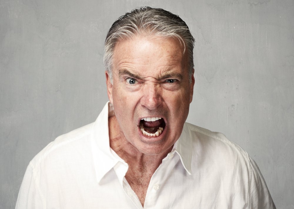 Ein wütender älterer Mann. | Quelle: Shutterstock