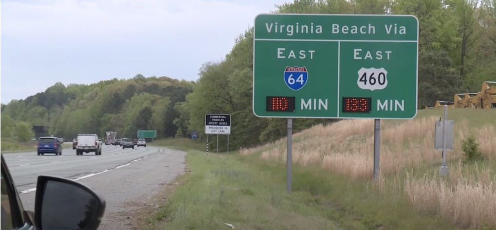 Ein Foto des Schildes an der Straße, auf der Sandy Ledbetter-Clarkson im April 2023 fuhr | Quelle: youtube.com/@WTVRCBS6