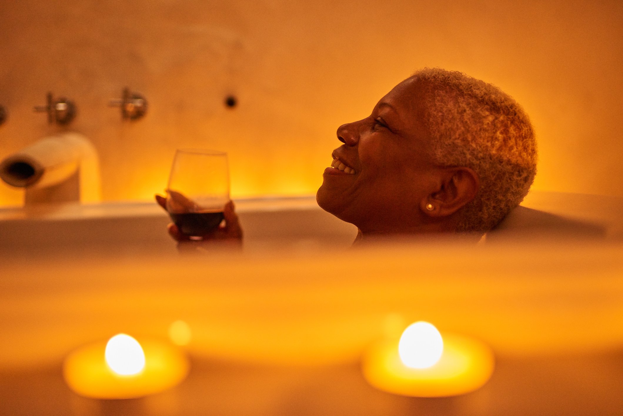 Frau entspannt sich im Bad. I Quelle: Getty Images