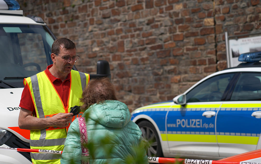 8. Mai 2026, Rheinland-Pfalz, Sinzig: Rettungskräfte sind am Ort einer Geiselnahme in einer Bankfiliale in Sinzig, Rheinland-Pfalz, im Einsatz.  | Quelle: Getty Images