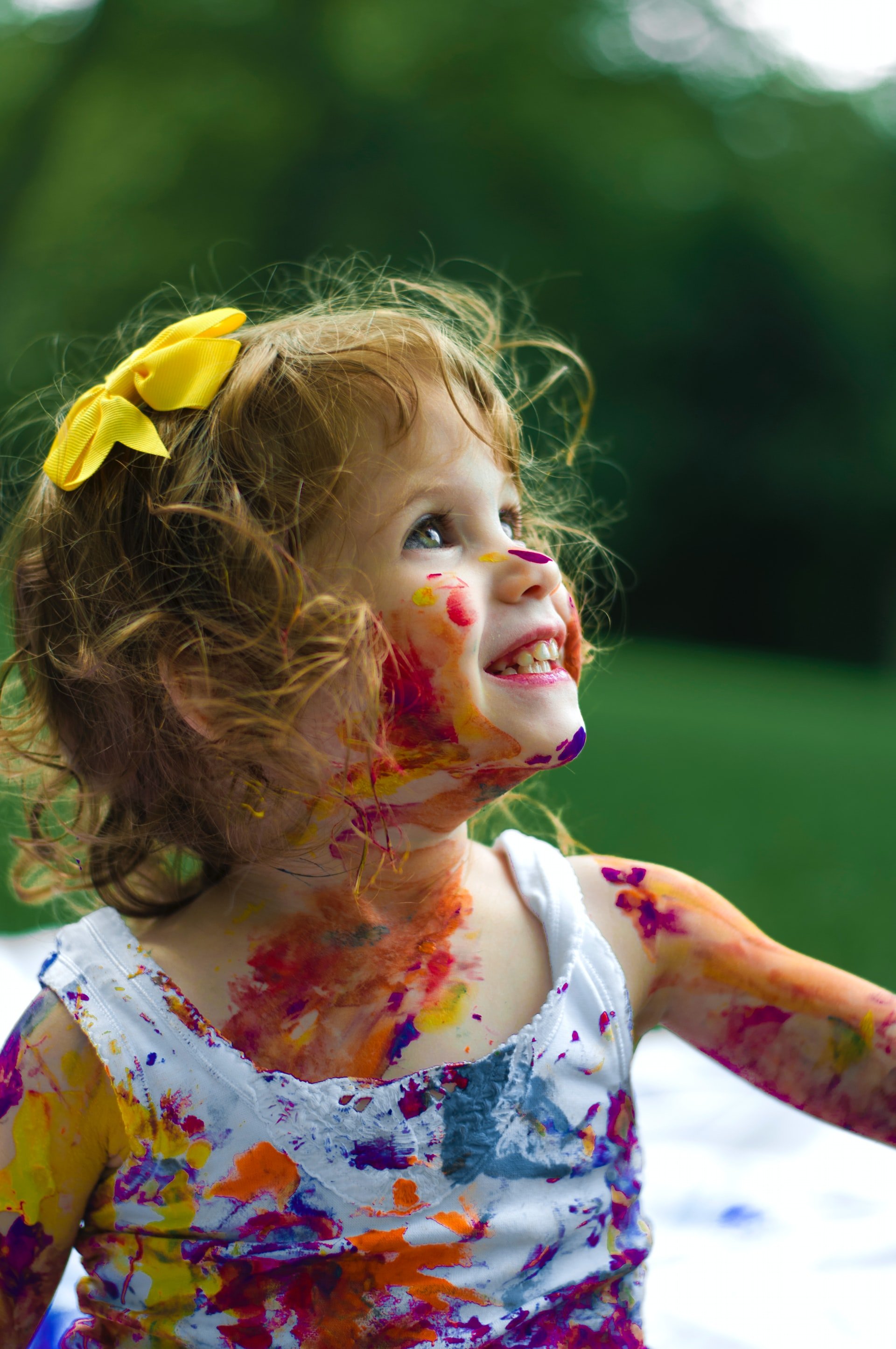 Kleines Mädchen spielt mit Farben | Quelle: Unsplash