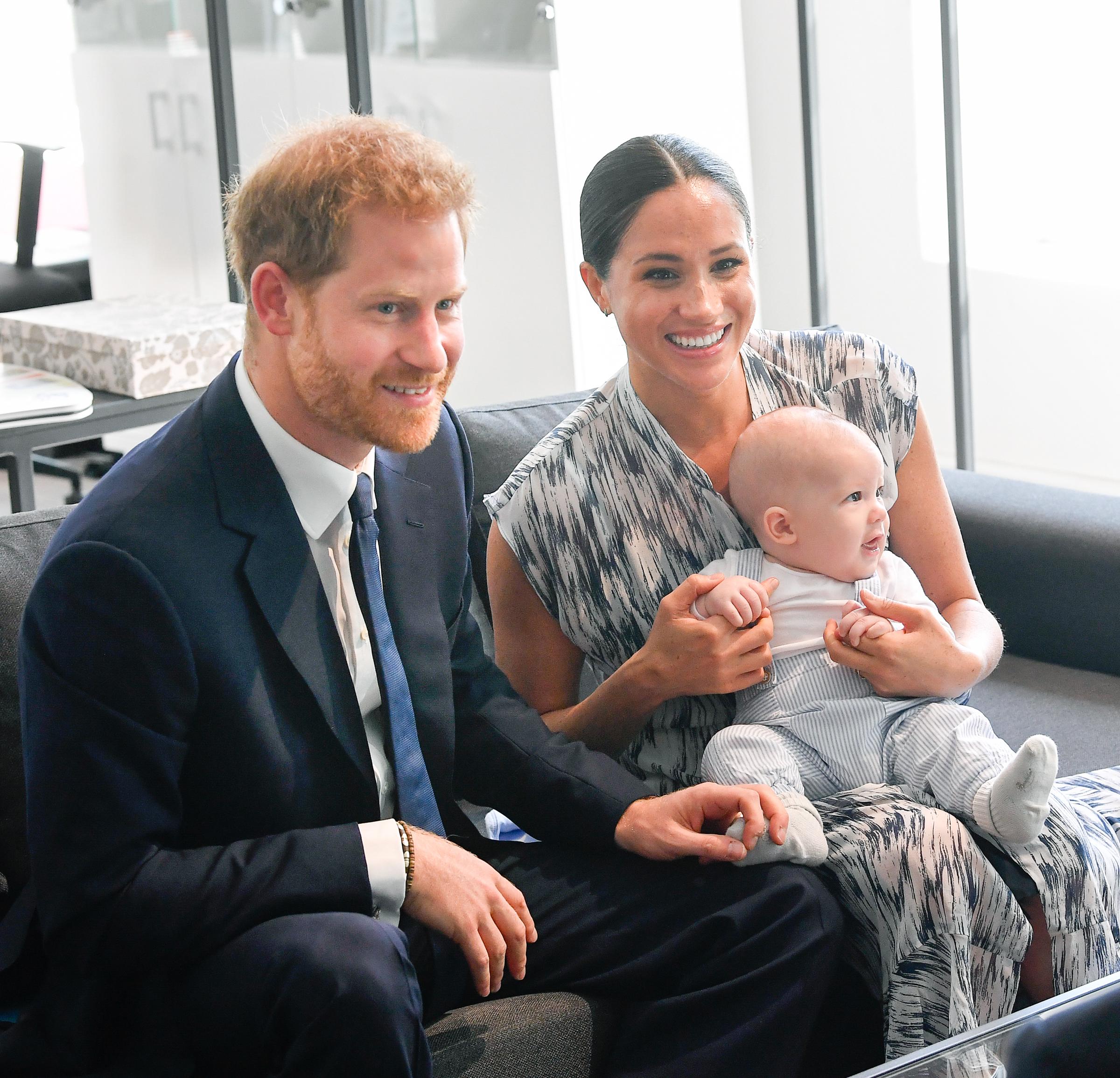 Prinz Harry und Meghan Markle mit ihrem Sohn, Prinz Archie, während ihres Treffens mit Erzbischof Desmond Tutu und seiner Tochter Thandeka Tutu-Gxashe in Kapstadt, Südafrika am 25. September 2019 | Quelle: Getty Images