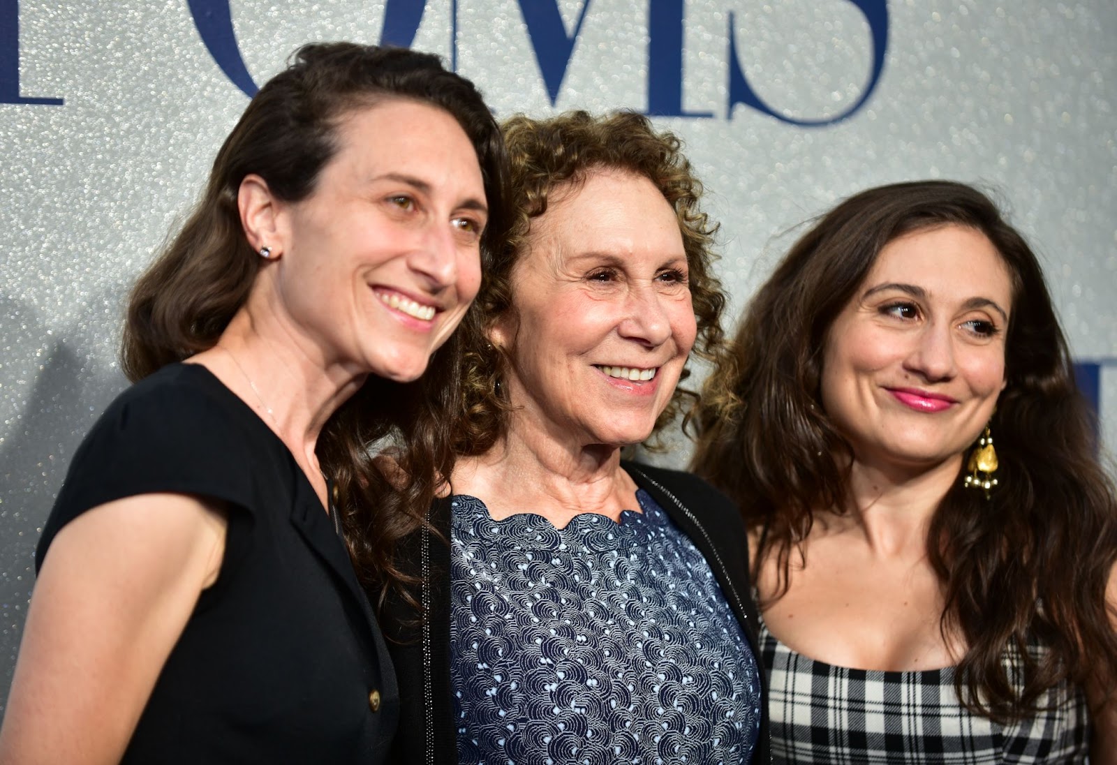 Lucy DeVito, Rhea Perlman und Grace DeVito bei der Premiere von "Poms" am 1. Mai 2019 in Los Angeles, Kalifornien. | Quelle: Getty Images