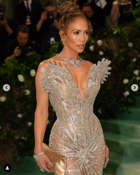 Jennifer Lopez posiert für ein Foto bei der Met Gala, gepostet am 7. Mai 2024 | Quelle: Instagram/jlo