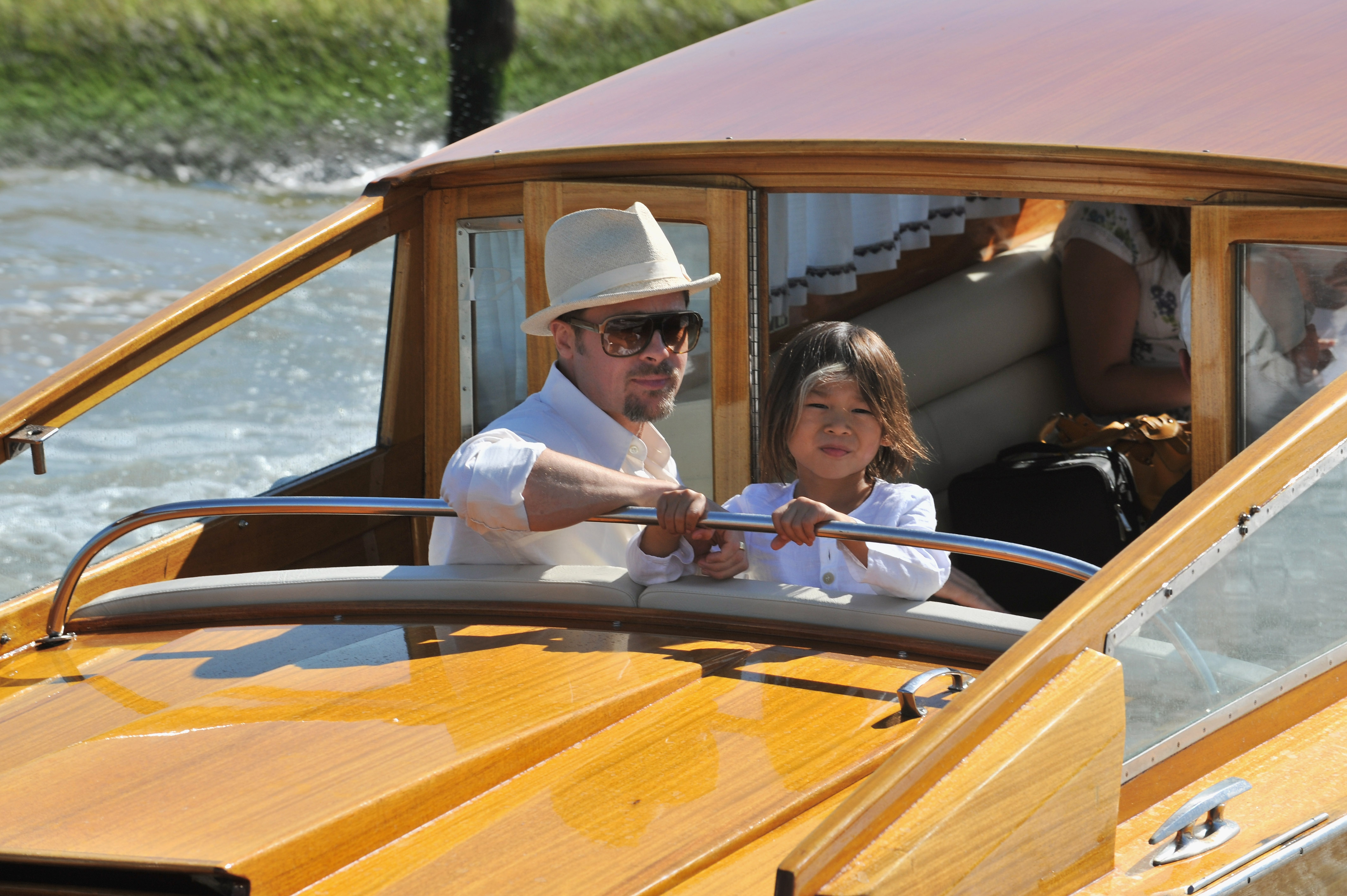 Brad Pitt und Pax Jolie-Pitt steigen am 26. August 2008 am Marco-Polo-Flughafen in Venedig in ein Wassertaxi | Quelle: Getty Images