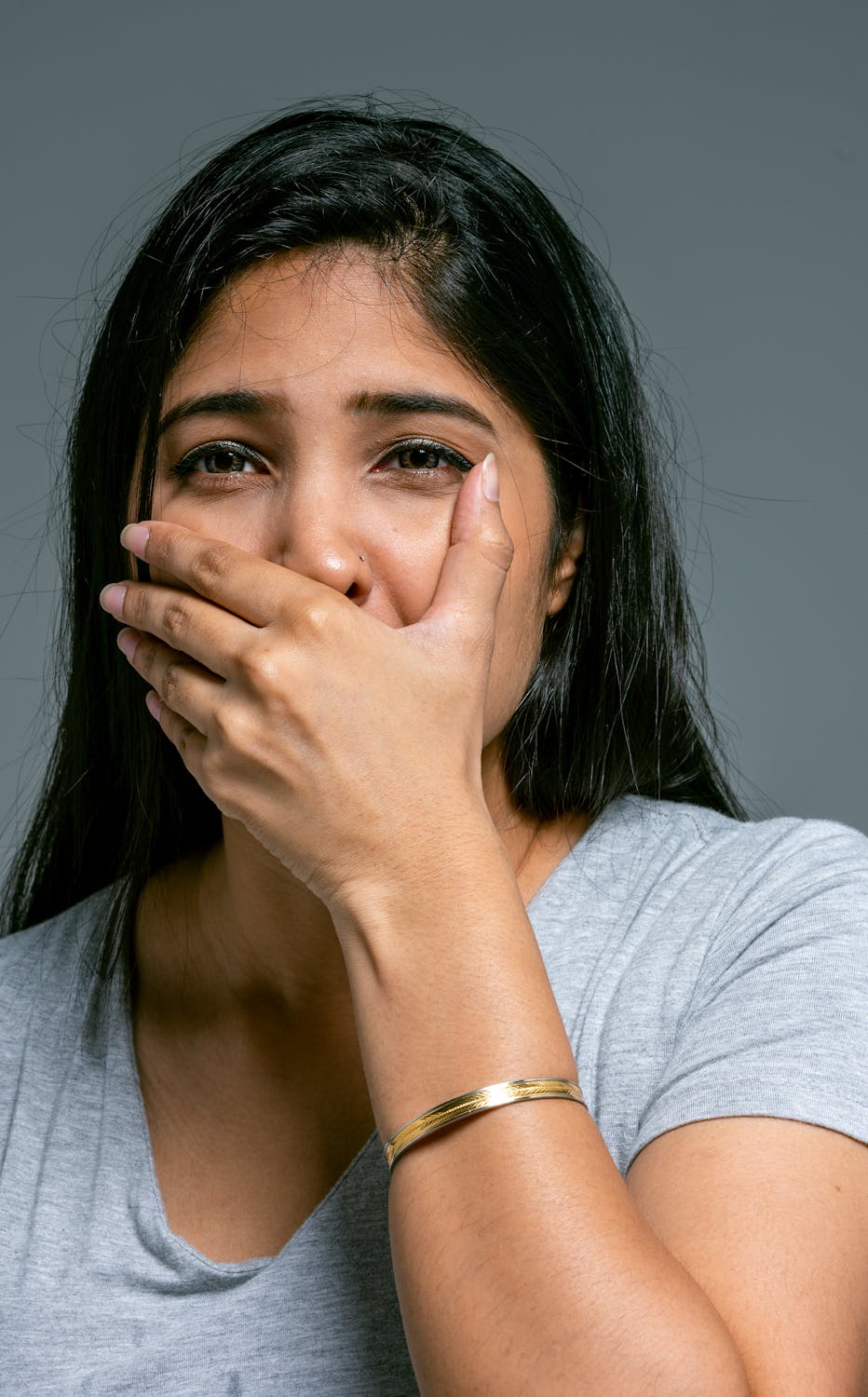 Eine schockierte weinende Frau | Quelle: Pexels