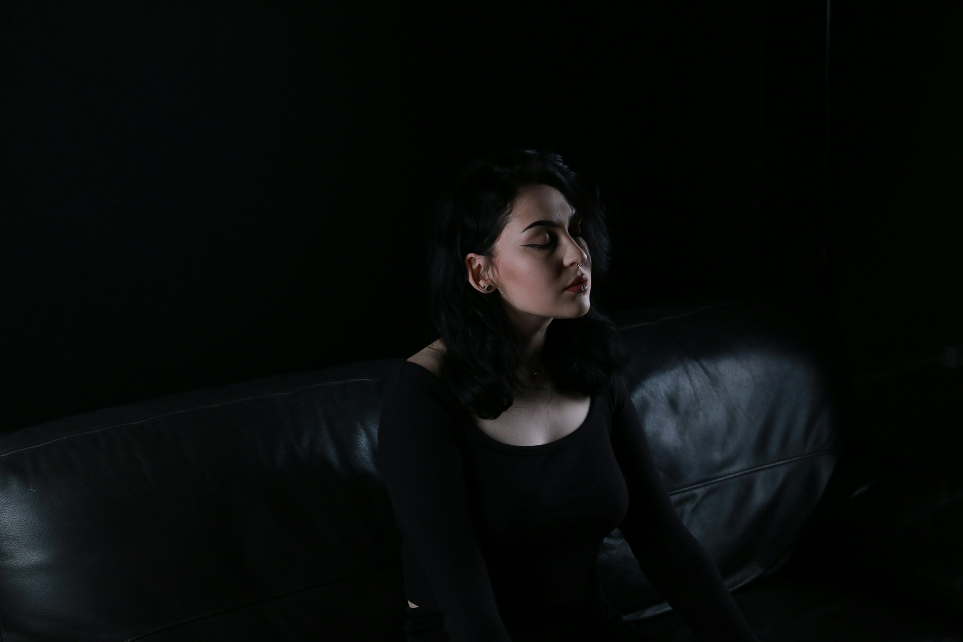 Eine Frau sitzt auf einem Sofa | Quelle: Unsplash