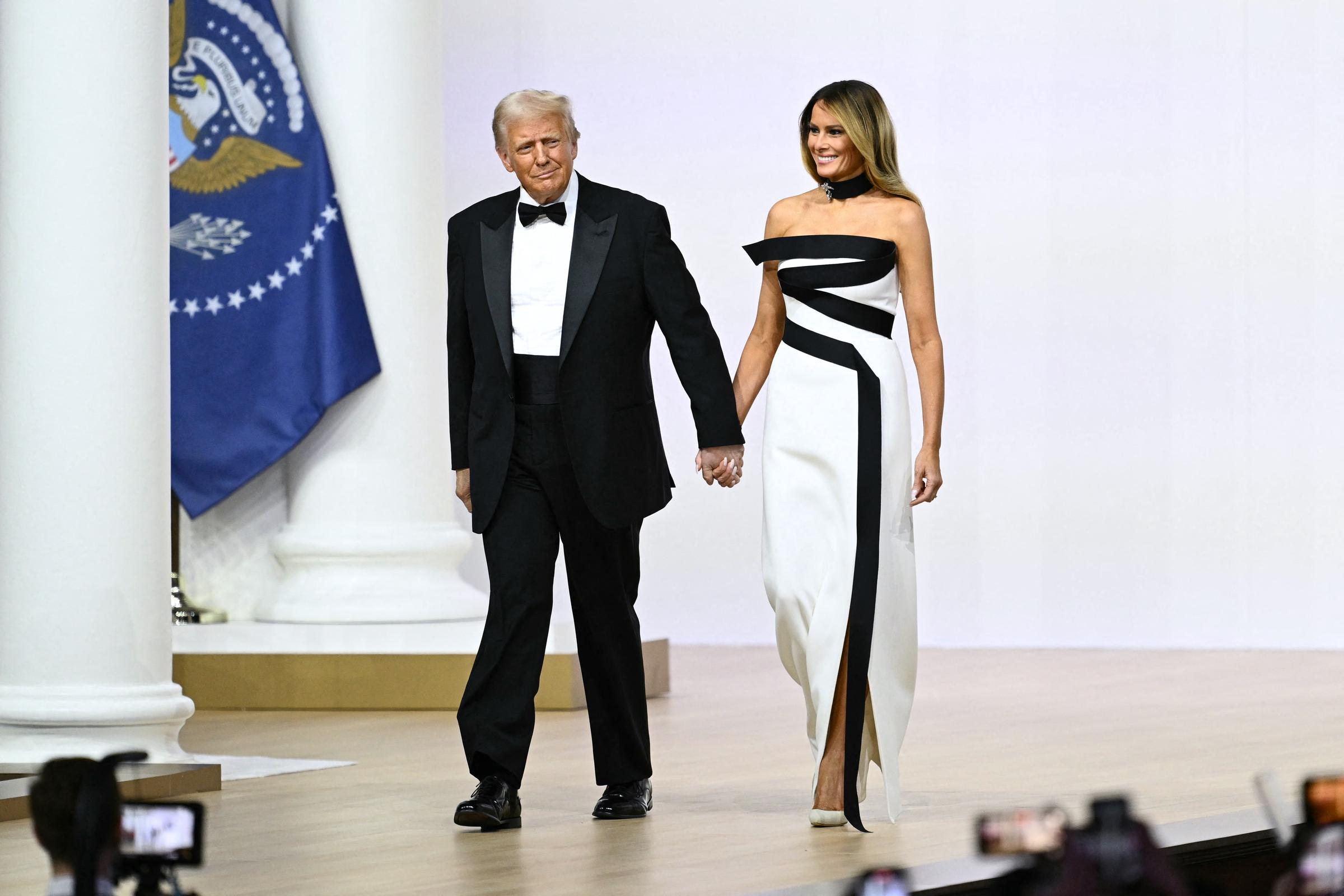 Donald und Melania Trump kommen am 20. Januar 2025 zum Commander-In-Chief-Inaugural-Ball im Walter E. Washington Convention Center in Washington, DC an | Quelle: Getty Images