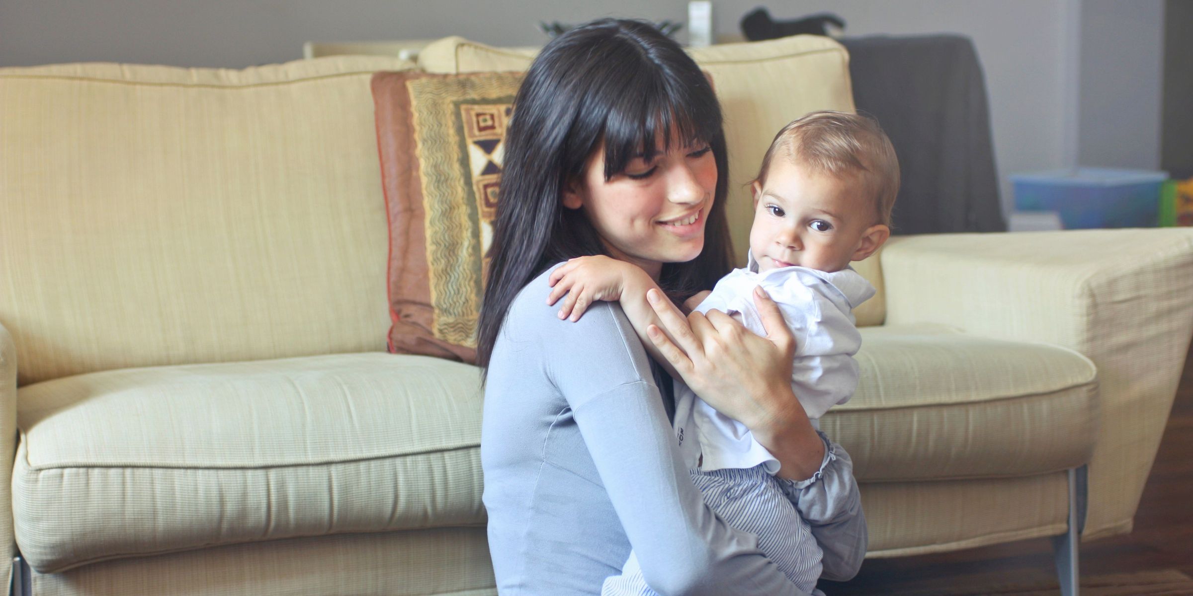 Eine Mutter, die ihr Baby drinnen liebevoll umarmt | Quelle: Pexels