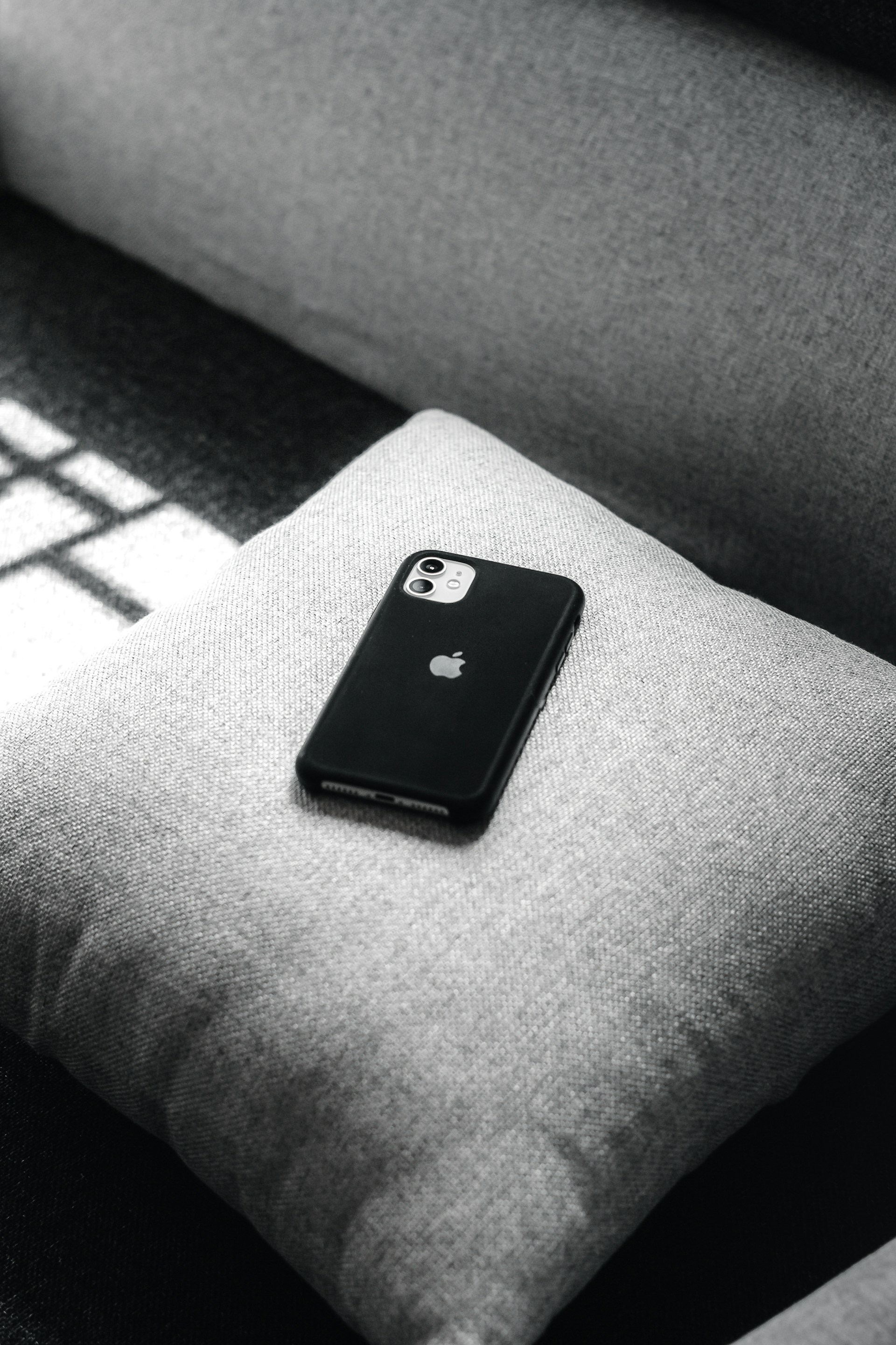 Ein Telefon auf einem Sofakissen | Quelle: Unsplash