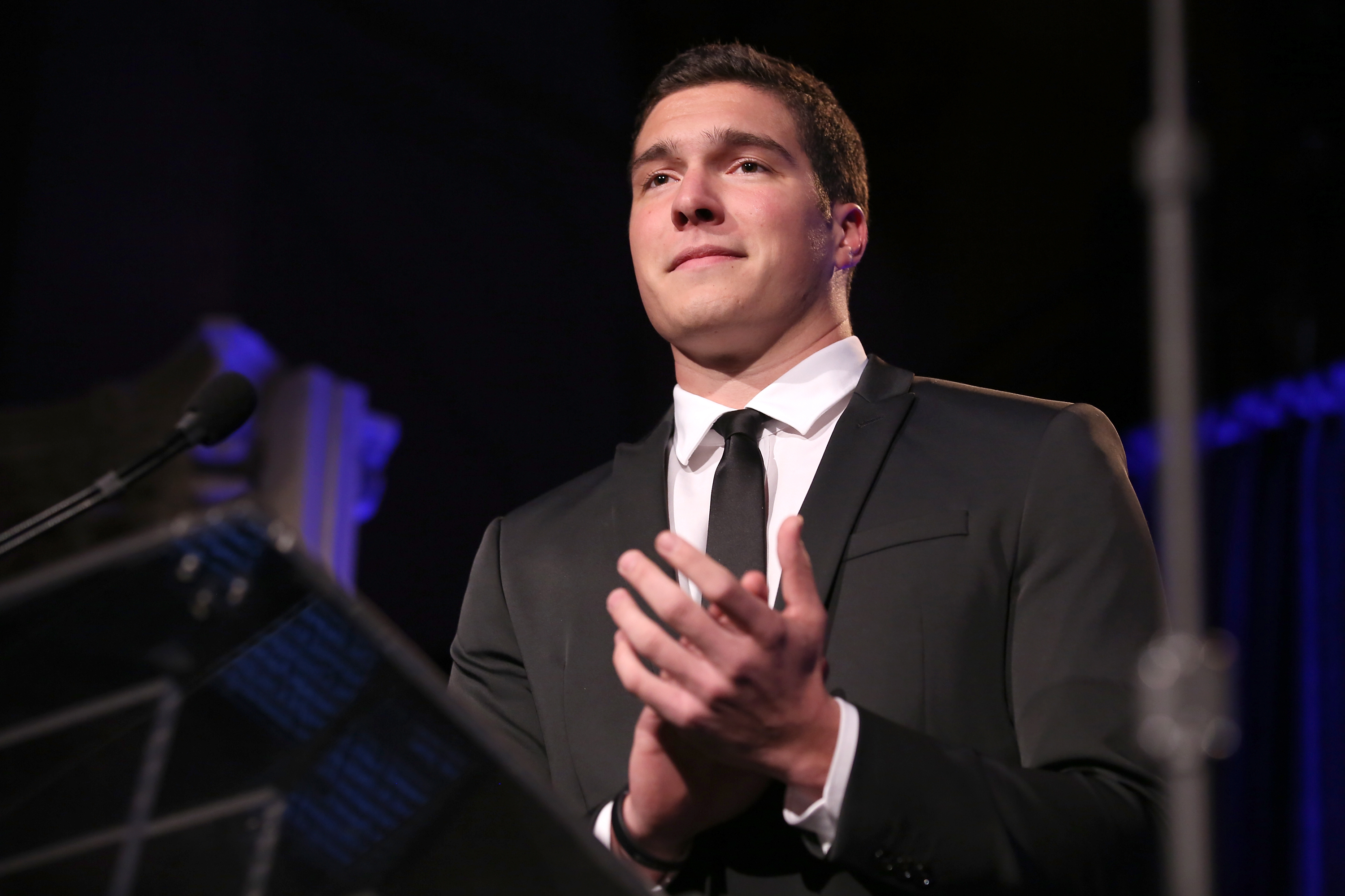 William Reeve spricht auf der Bühne bei der Veranstaltung "A Magical Evening" der Christopher &amp; Dana Reeve Foundation am 20. November 2014 in New York City | Quelle: Getty Images