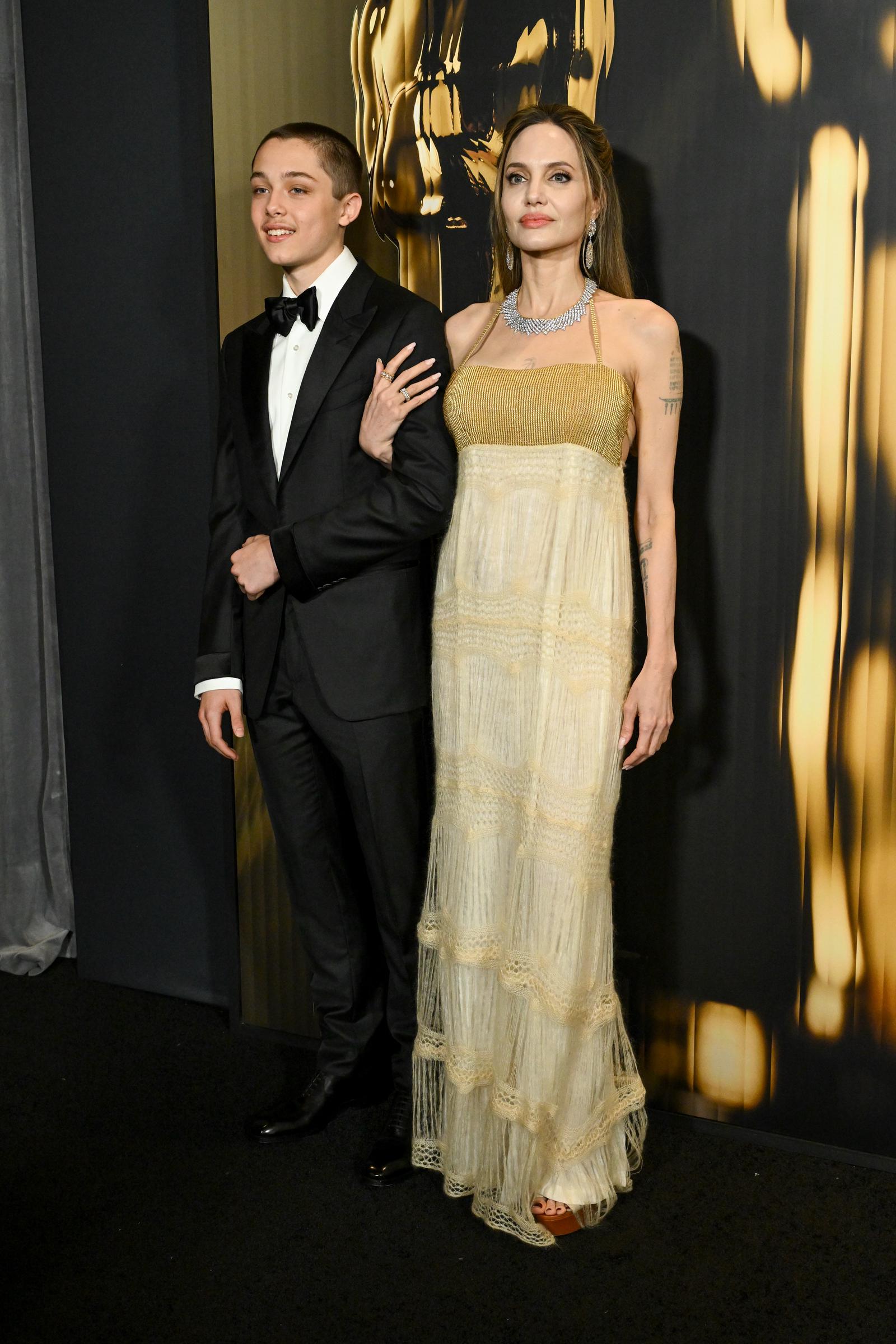 Knox Jolie-Pitt und Angelina Jolie. | Quelle: Getty Images