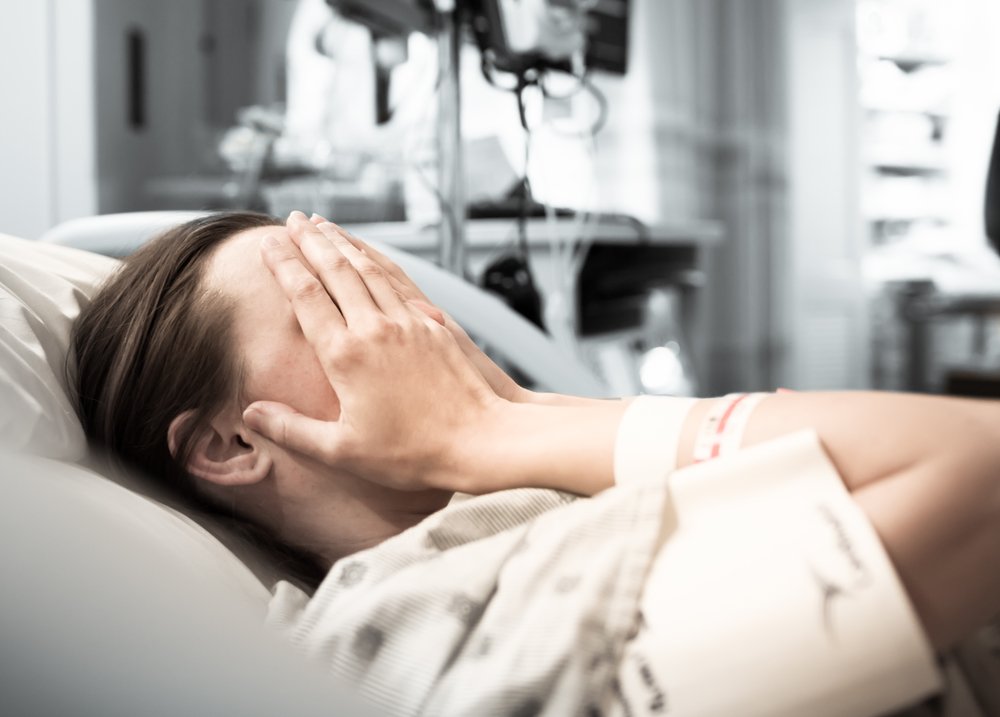 Junge Patientin, die im Bett weint. | Quelle: Shuttestock