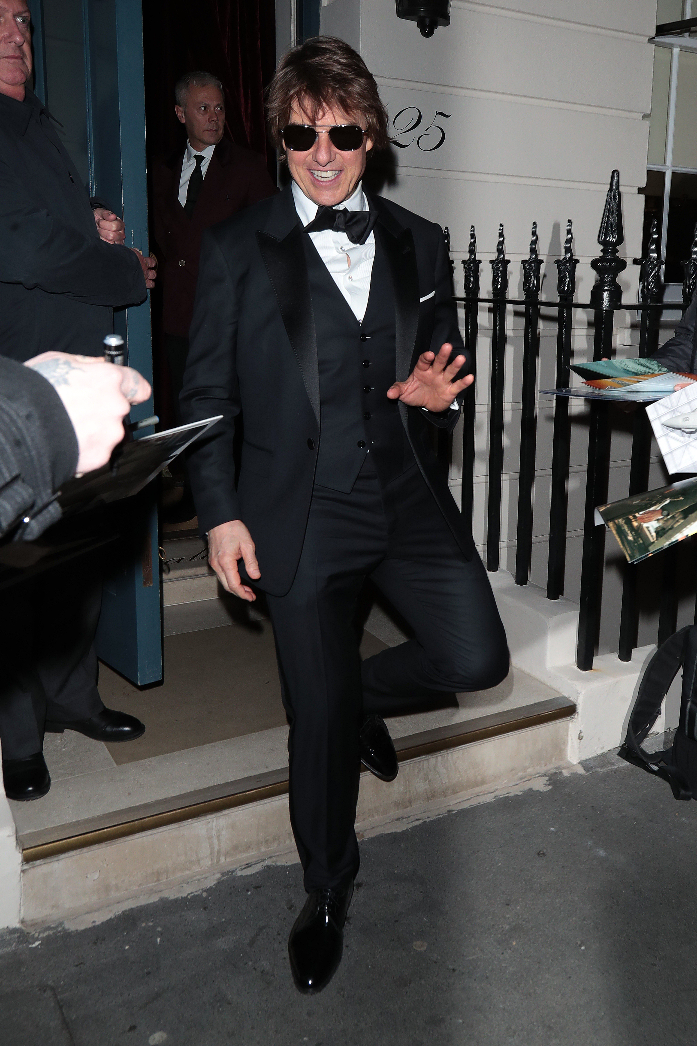 Tom Cruise verlässt Victoria Beckhams 50. Geburtstagsparty im Oswald's am 20. April 2024 in London, England | Quelle: Getty Images