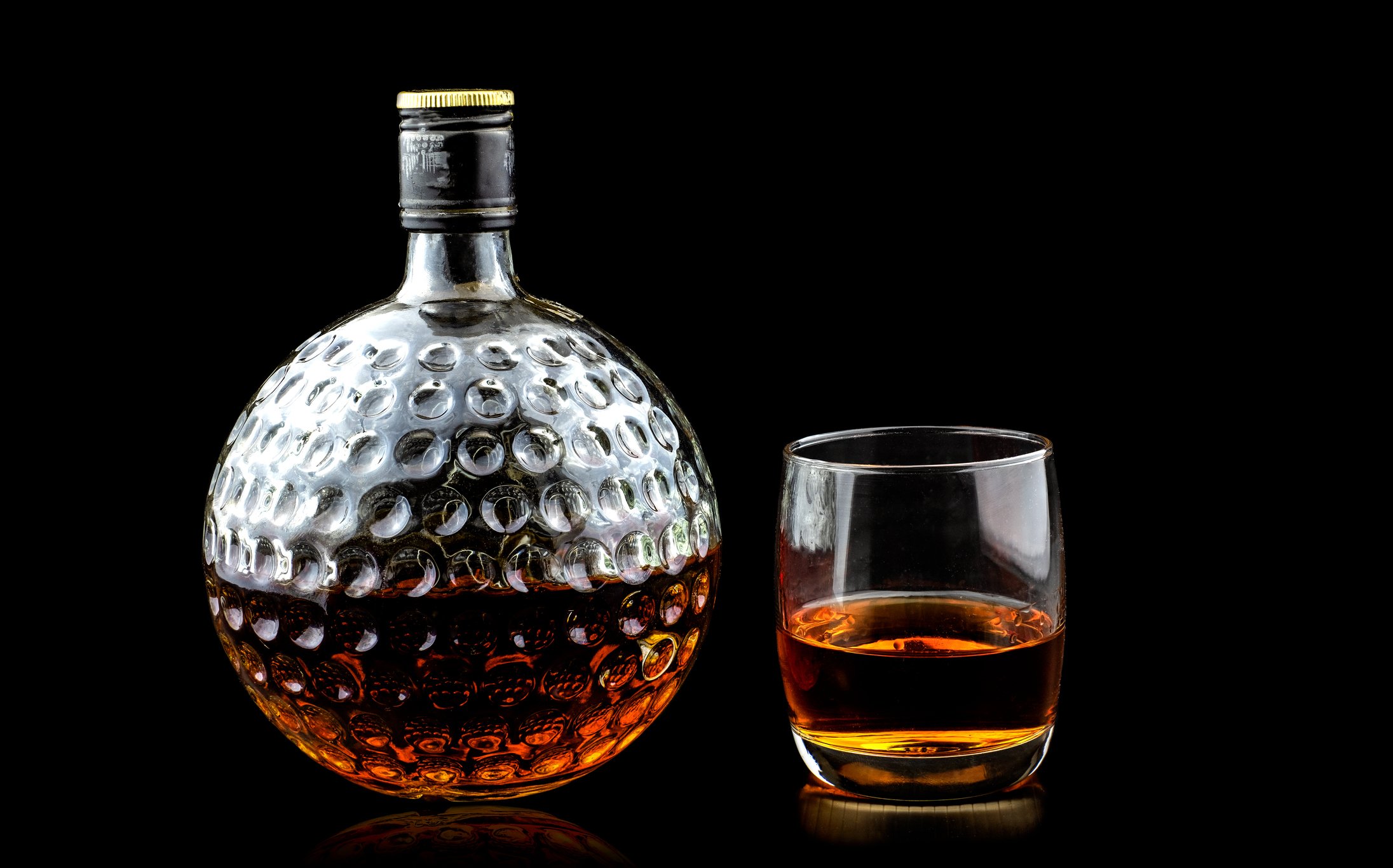 Ein Porträt einer Whiskyflasche und eines Glases. | Quelle: Getty Images