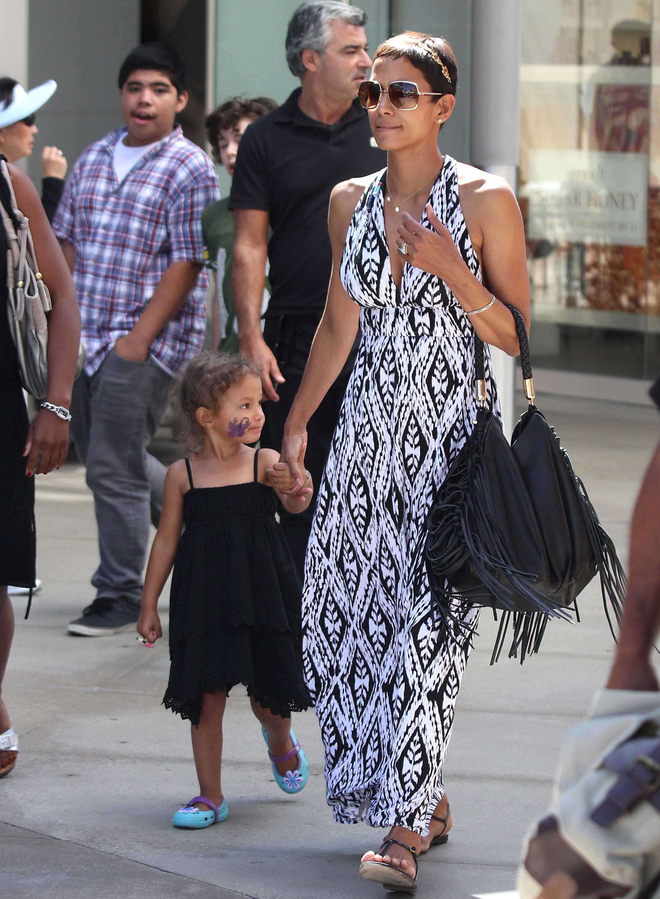 Die kleine Nahla hatte einen lila Schmetterling auf die Wange gemalt, als sie Hand in Hand mit Halle Berry beim Einkaufsbummel unterwegs war. | Quelle: Getty Images.