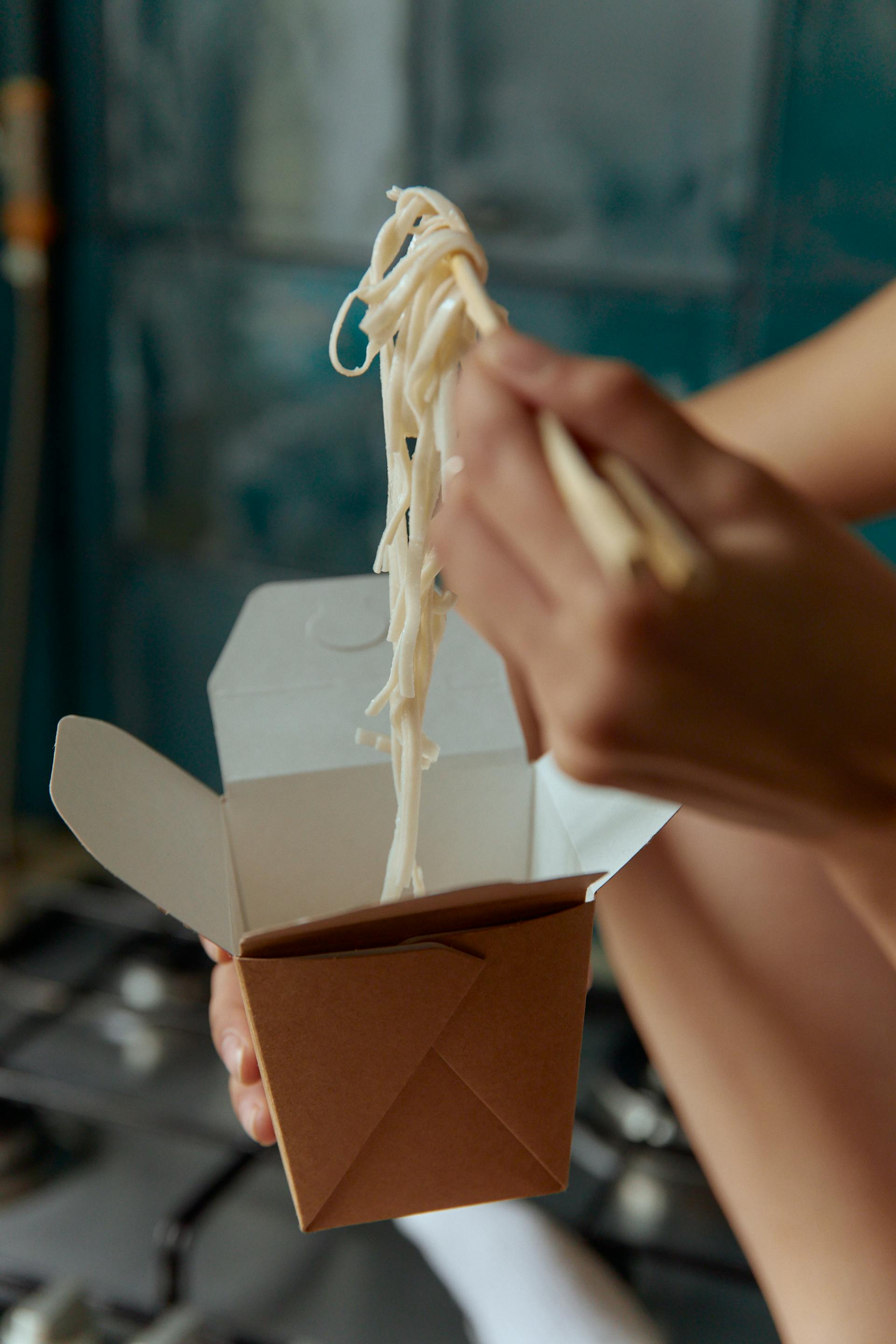 Eine Frau beim Essen eines chinesischen Imbisses | Quelle: Pexels