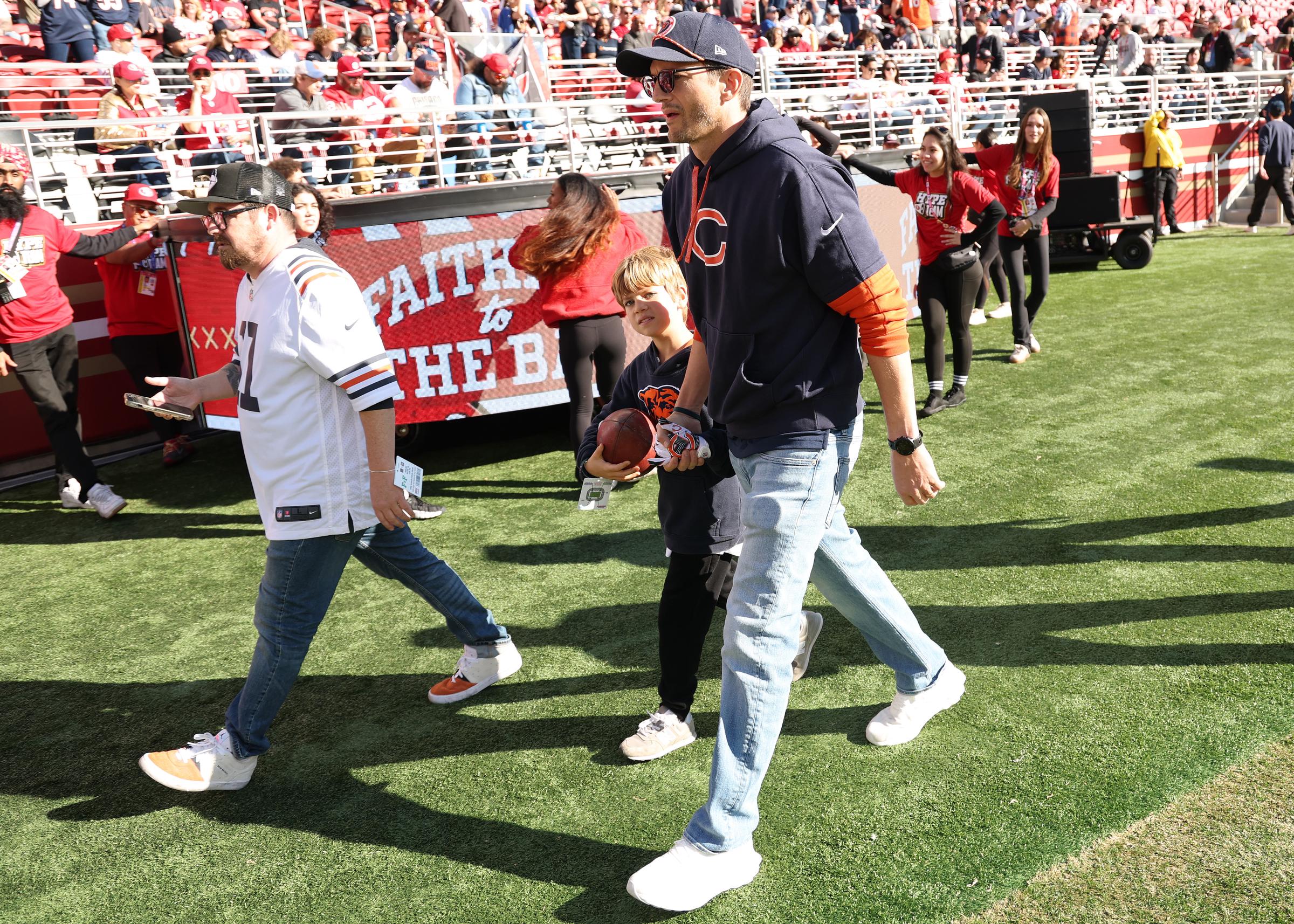 Dimitri und Ashton Kutcher beim Spiel zwischen den Chicago Bears und den San Francisco 49ers in Santa Clara, Kalifornien am 8. Dezember 2024 | Quelle: Getty Images