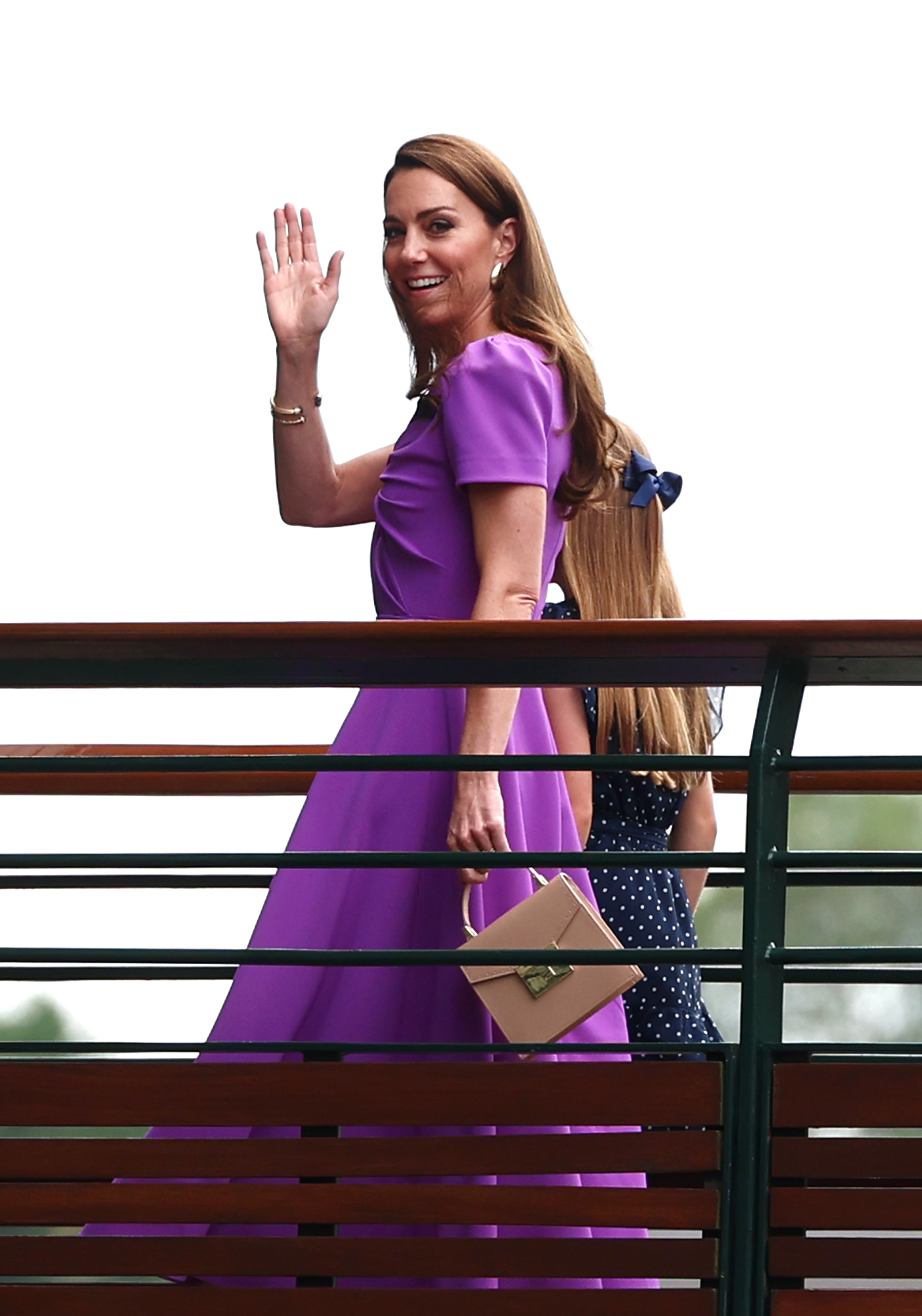 Kate Middleton winkt während der Wimbledon Championships 2024 am 14. Juli 2024 in London, England, von der Brücke des Spielerstegs. | Quelle: Getty Images