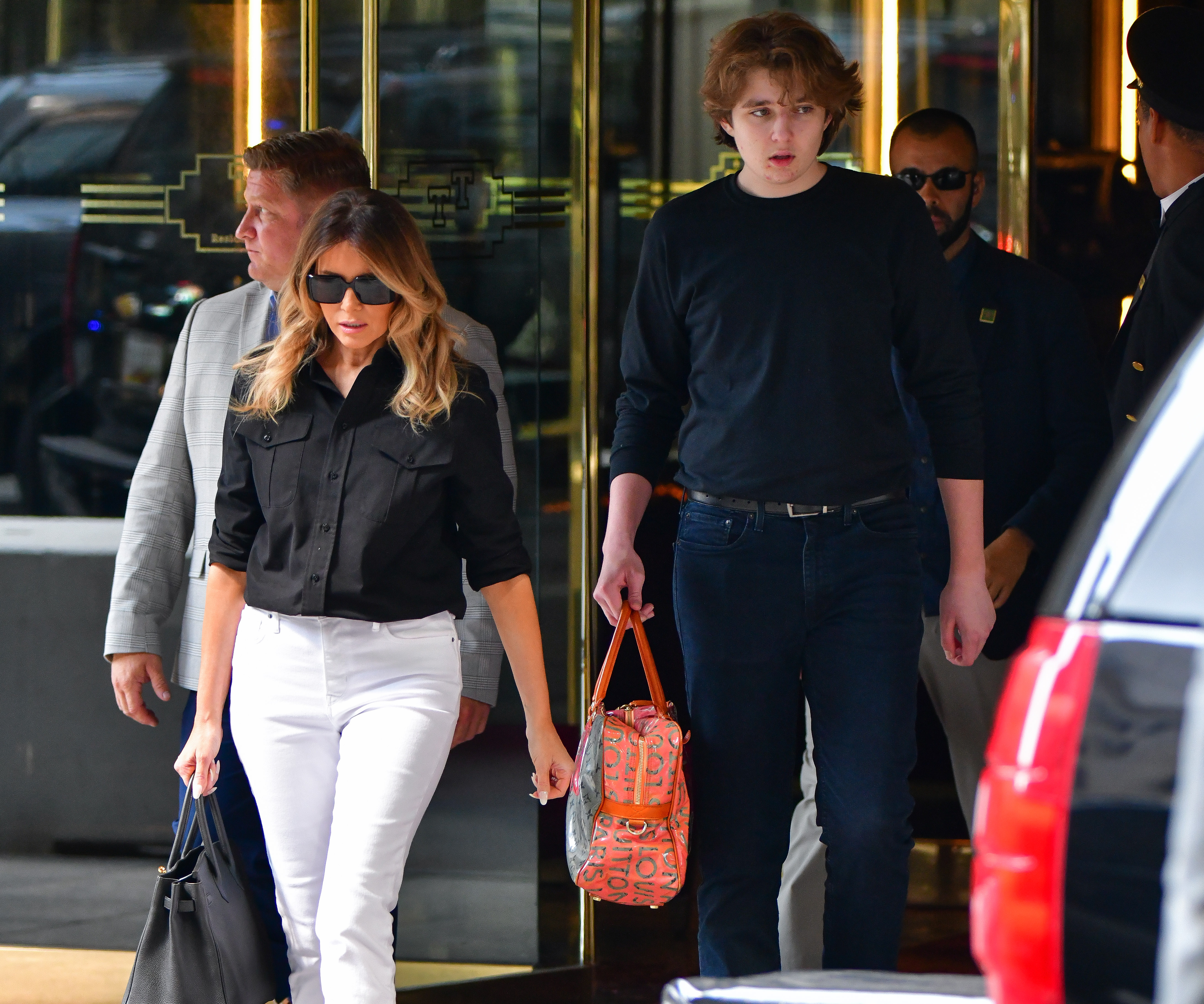 Melania und Barron Trump verlassen den Trump Tower in Manhattan am 7. Juli 2021 in New York City. | Quelle: Getty Images